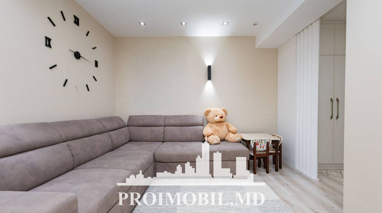 https://images.proimobil.md/KMacdWcRRQh9xD1aqsArR61egN3DZbZQ2YWqEwja_pM/watermark:0.75:so:0:30:0.39/resize:fill:1460:816:1/gravity:ce/bG9jYWw6Ly8vZXN0YXRlL2xyLzU5NWE4NzQ1LTRlMWMtNGUyOS1iYWY1LTQzNDc2ZDQzM2E5MS5qcGVn