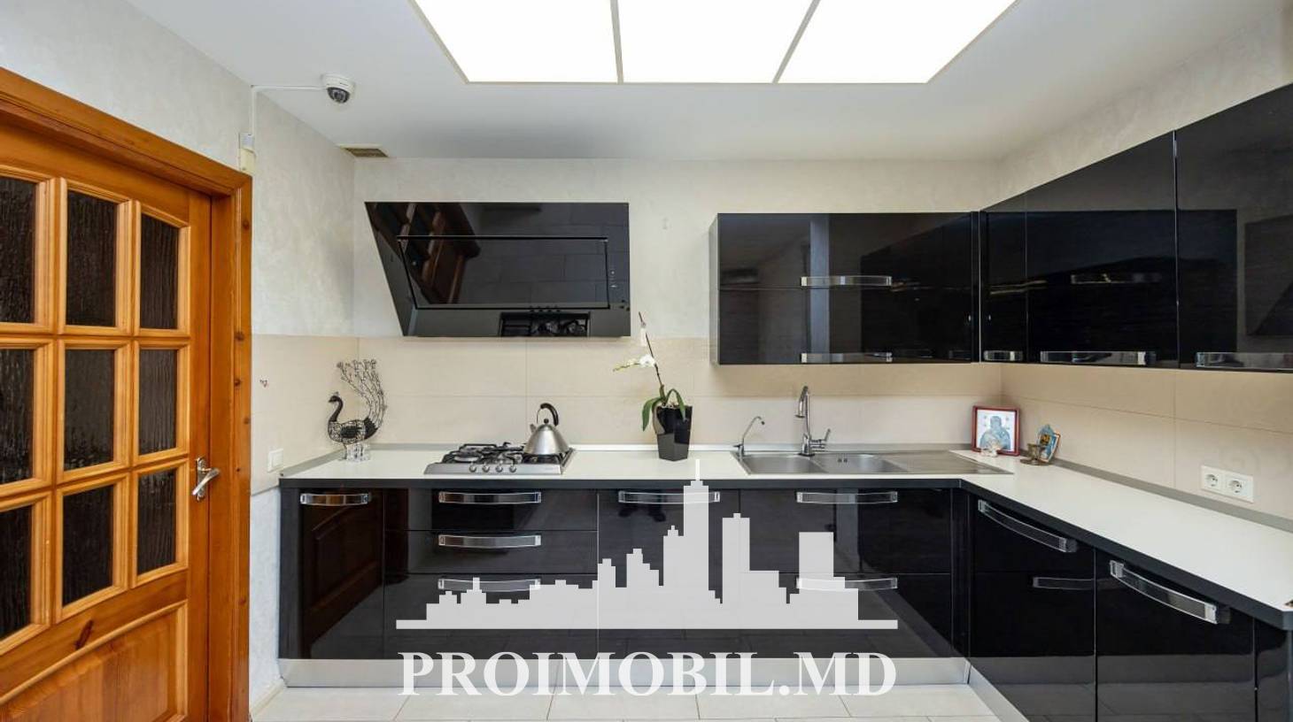 https://images.proimobil.md/KQXw4Vln8TwFnHjvClbPHS5cMbs7rhPTwoIc0v_BkUE/watermark:0.75:so:0:30:0.39/resize:fill:1460:816:1/gravity:ce/bG9jYWw6Ly8vZXN0YXRlL2xyL2I3ZDJkNWYwLTcwMWItNDg1OC05N2RiLWU4ODA1NDdlZDFmOS5qcGVn