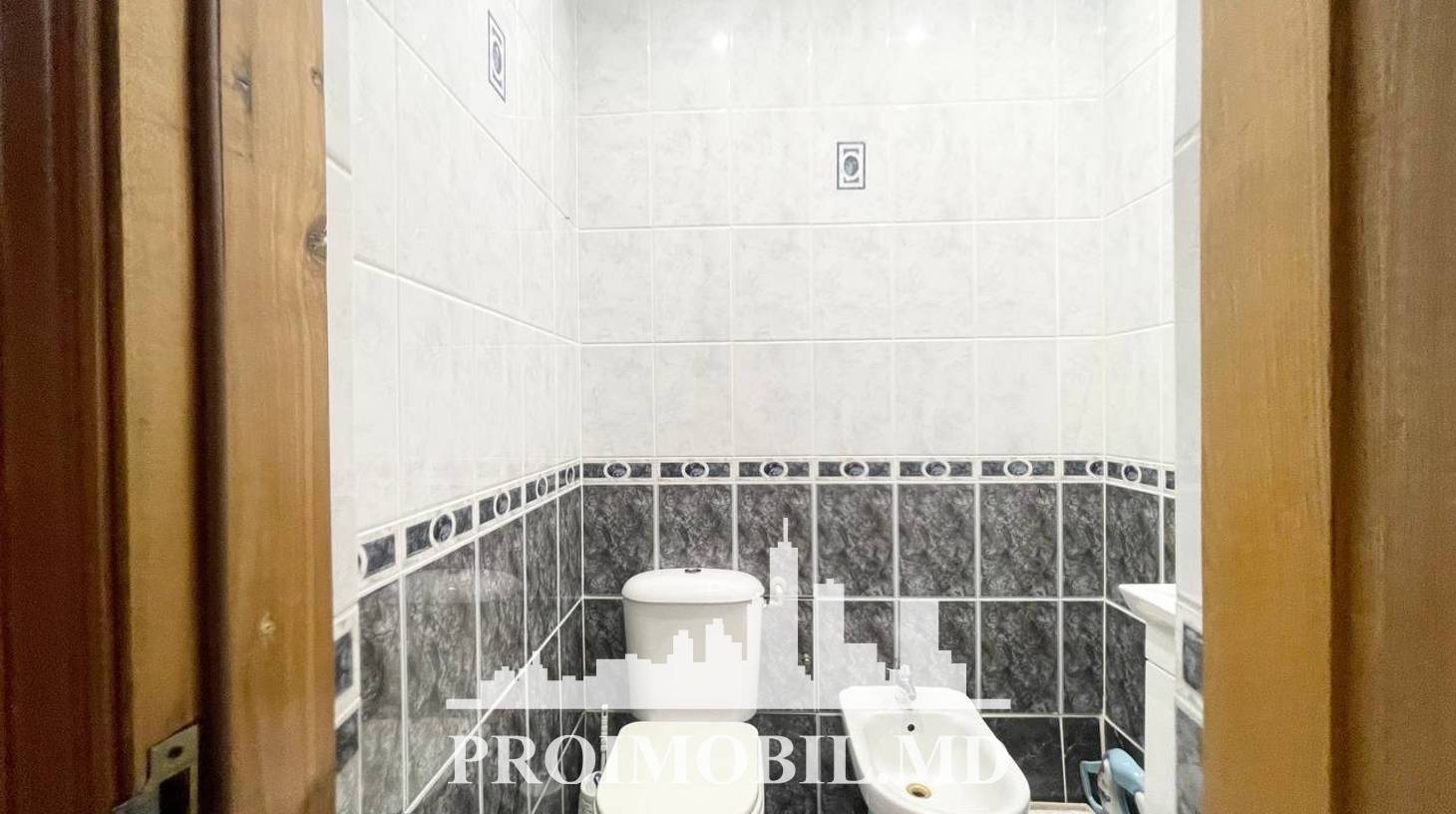 https://images.proimobil.md/KZ2dRd1s6_OEZwQGWK84k8jfqnPWYSWPO0p4zChpW6k/watermark:0.75:so:0:30:0.39/resize:fill:1460:816:1/gravity:ce/bG9jYWw6Ly8vZXN0YXRlL2xyLzM4MjUwNzkwLTE5OTMtNDUzMy04N2ZkLTIzNzQ0MjRmMmUwNS5qcGVn