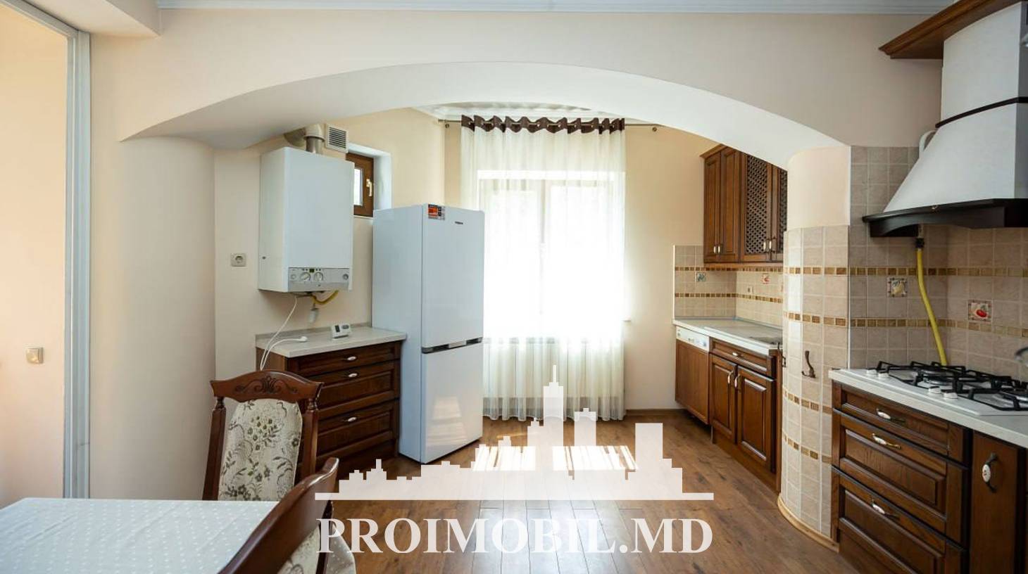 https://images.proimobil.md/KjT7zgGB75-oK-D1hV0IROvkOdd-M81NpSMounYZgvI/watermark:0.75:so:0:30:0.39/resize:fill:1460:816:1/gravity:ce/bG9jYWw6Ly8vZXN0YXRlL2xyLzVkZjE5YzQzLWZhMDItNDZjNC1hZWFlLWVhNDY0MWEyOWI0ZC5qcGVn