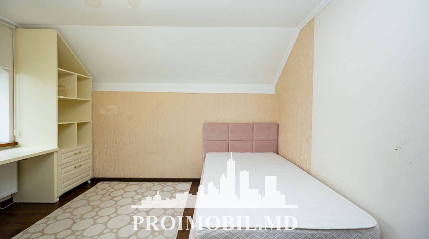 https://images.proimobil.md/KrUZRtR4X2cAlzMGq2-n8UYCHKc-Wy7oMFM1f-18K6U/watermark:0.75:so:0:30:0.39/resize:fill:1460:816:1/gravity:ce/bG9jYWw6Ly8vZXN0YXRlL2xyLzhhMzNhOWJiLTk3ZjItNDFlZi1hNDMwLWZlZmE5ZDRjNzliYi5qcGVn