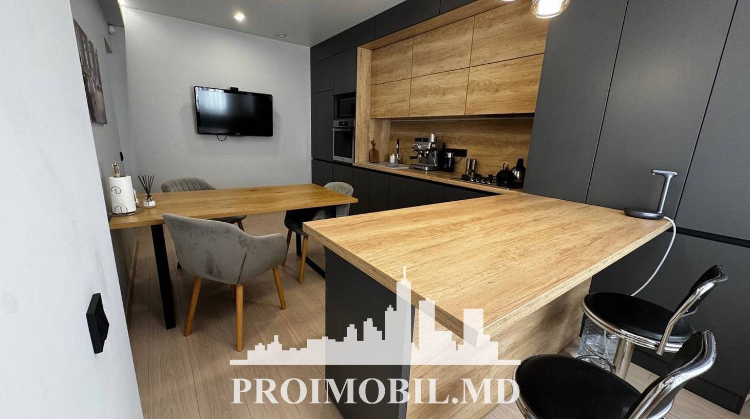 https://images.proimobil.md/L1HoKcU_dVN6NrZ8FZWECg55fFXKBdeQyyPt8FciN3Q/watermark:0.75:so:0:30:0.39/resize:fill:1460:816:1/gravity:ce/bG9jYWw6Ly8vZXN0YXRlL2xyLzU4Yjk2MDgwLTQzN2ItNDkwYy1hMWU3LWEyMDE5YTczOTg3My5qcGVn
