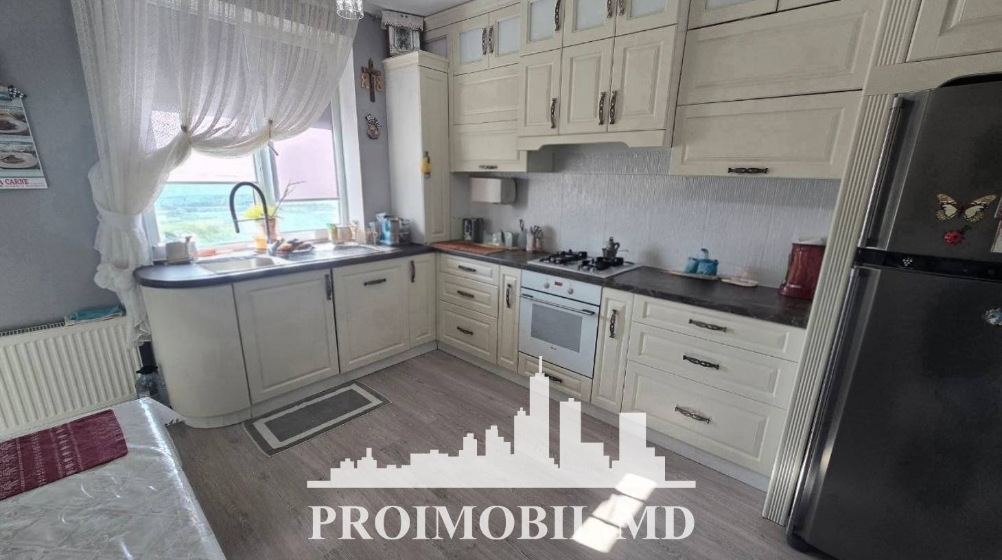 https://images.proimobil.md/L9qh_6cmdj826Z_oKU0KNC7rvkMwdcODsdMAGo5qYlM/watermark:0.75:so:0:30:0.39/resize:fill:1460:816:1/gravity:ce/bG9jYWw6Ly8vZXN0YXRlL2xyLzQ4ZjkyMzY5LTI0ZGQtNDEyMC05MjkzLTZlNmVhOWJhOTkwMS5qcGVn