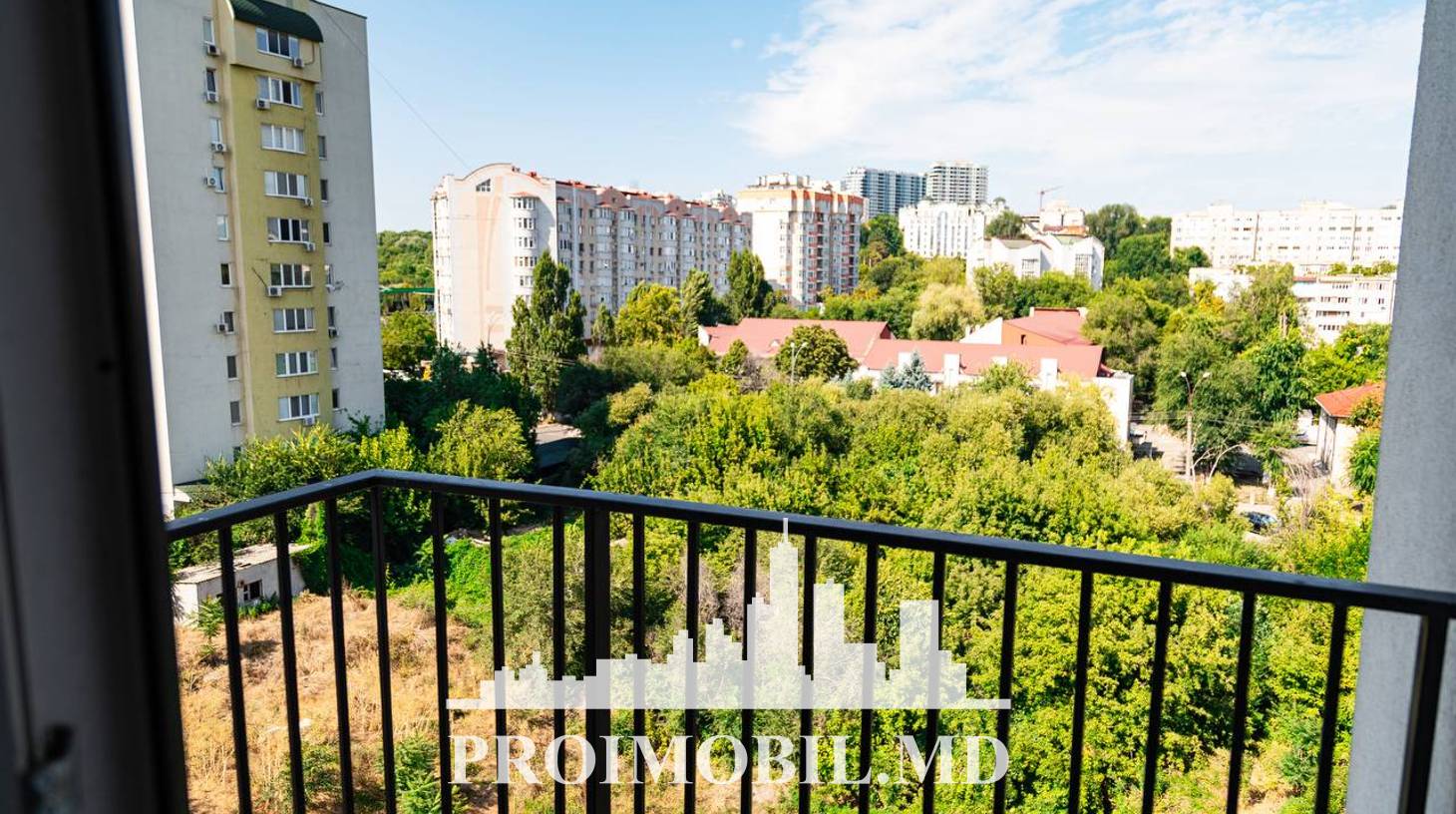 https://images.proimobil.md/LQJC_DR20BKvbtlEA_JBgaiYuz7pJRhrG5xXJ81EL-E/watermark:0.75:so:0:30:0.39/resize:fill:1460:816:1/gravity:ce/bG9jYWw6Ly8vZXN0YXRlL2xyLzZmNWI5M2E4LTdiOWQtNDYxMy05YTI2LWYwMTZmYmZmNDU1NS5qcGVn