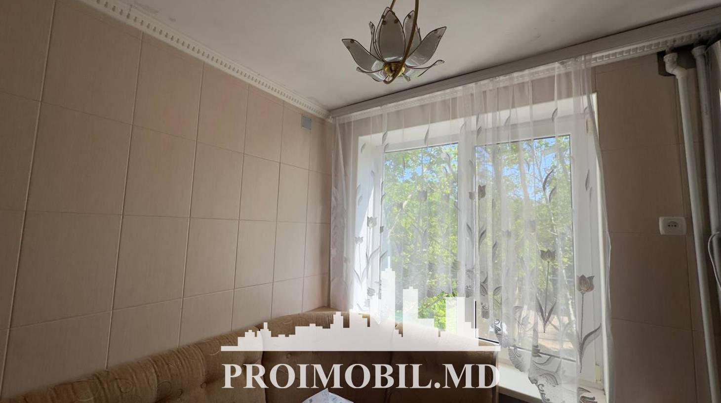 https://images.proimobil.md/LQyp4kqqffnGsRzQS1khilv7pd3bJDMm30K7Vgar3DA/watermark:0.75:so:0:30:0.39/resize:fill:1460:816:1/gravity:ce/bG9jYWw6Ly8vZXN0YXRlL2xyLzQ0YTI2MzE0LTE4OTktNDM2Yy1iMGNiLWFjZjUyODAyNWIzYS5qcGVn