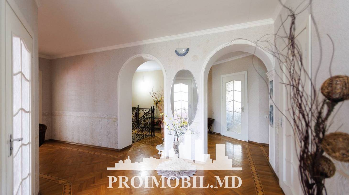 https://images.proimobil.md/L_85kAnMYsJa0GEOJ2ZKNM1ZX_HBrE94nb2ZJywA1Gc/watermark:0.75:so:0:30:0.39/resize:fill:1460:816:1/gravity:ce/bG9jYWw6Ly8vZXN0YXRlL2xyLzg2YWY0ODljLTQ0NmEtNDQ5My04MzI0LTZhOWRjMTRhNzk0Yi5qcGVn