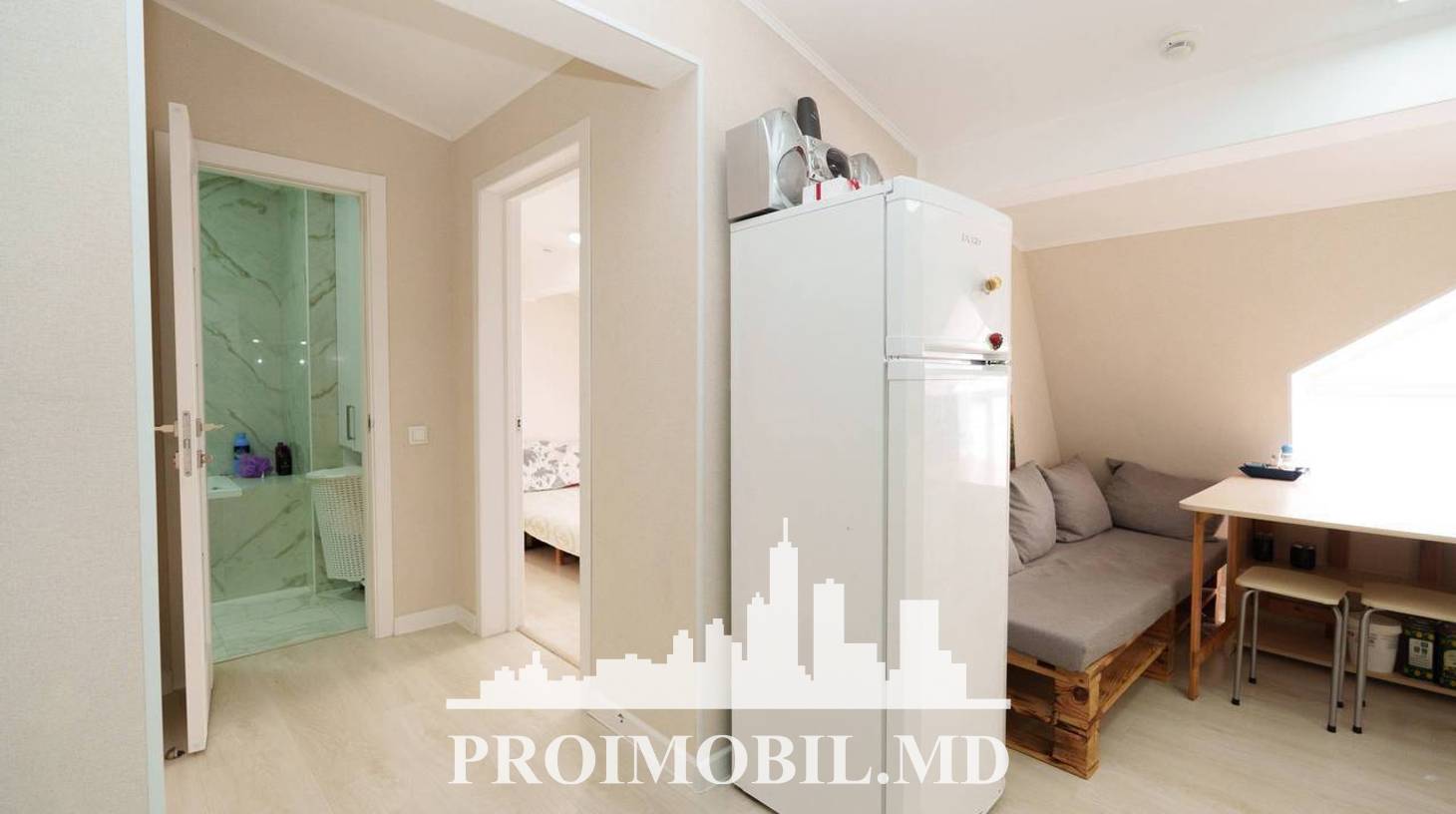 https://images.proimobil.md/LshRYCX0oPlZ5ZuzSiM7SDIdmm1ExtwJrveAv_NxcLs/watermark:0.75:so:0:30:0.39/resize:fill:1460:816:1/gravity:ce/bG9jYWw6Ly8vZXN0YXRlL2xyL2E0M2MwZDRiLTc0MWUtNGZkMy1iZGRmLTA2NTc0YjE0MjZkYy5qcGVn