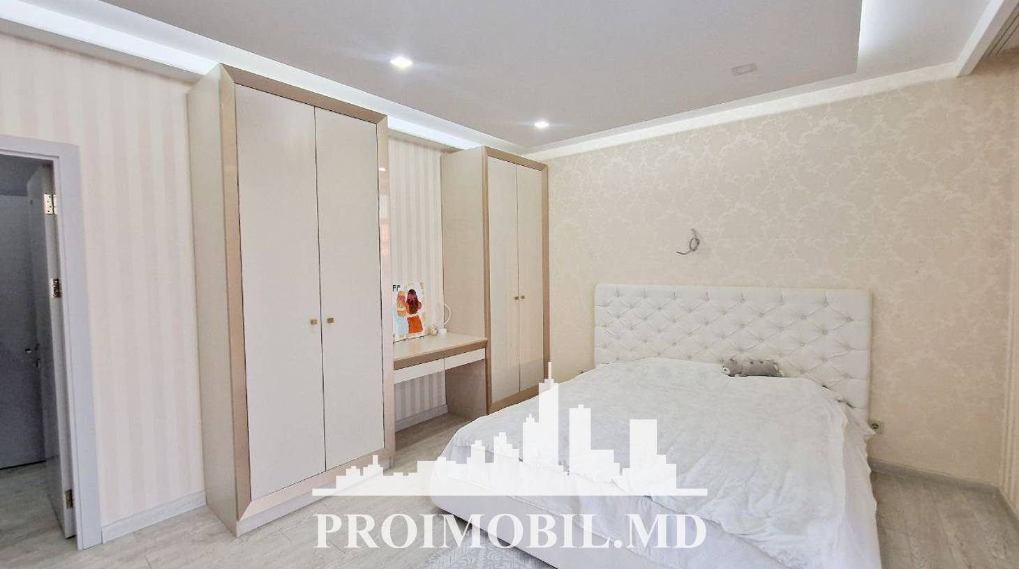 https://images.proimobil.md/LuDmXTwyuQEWPbFuJOZpckN6Q12vv2Kdo4qrI9QwNoU/watermark:0.75:so:0:30:0.39/resize:fill:1460:816:1/gravity:ce/bG9jYWw6Ly8vZXN0YXRlL2xyL2RjNTdiODExLTIwY2EtNGI0Zi05ZjY3LTY1MmM1YjdhZDQ3NS5qcGVn