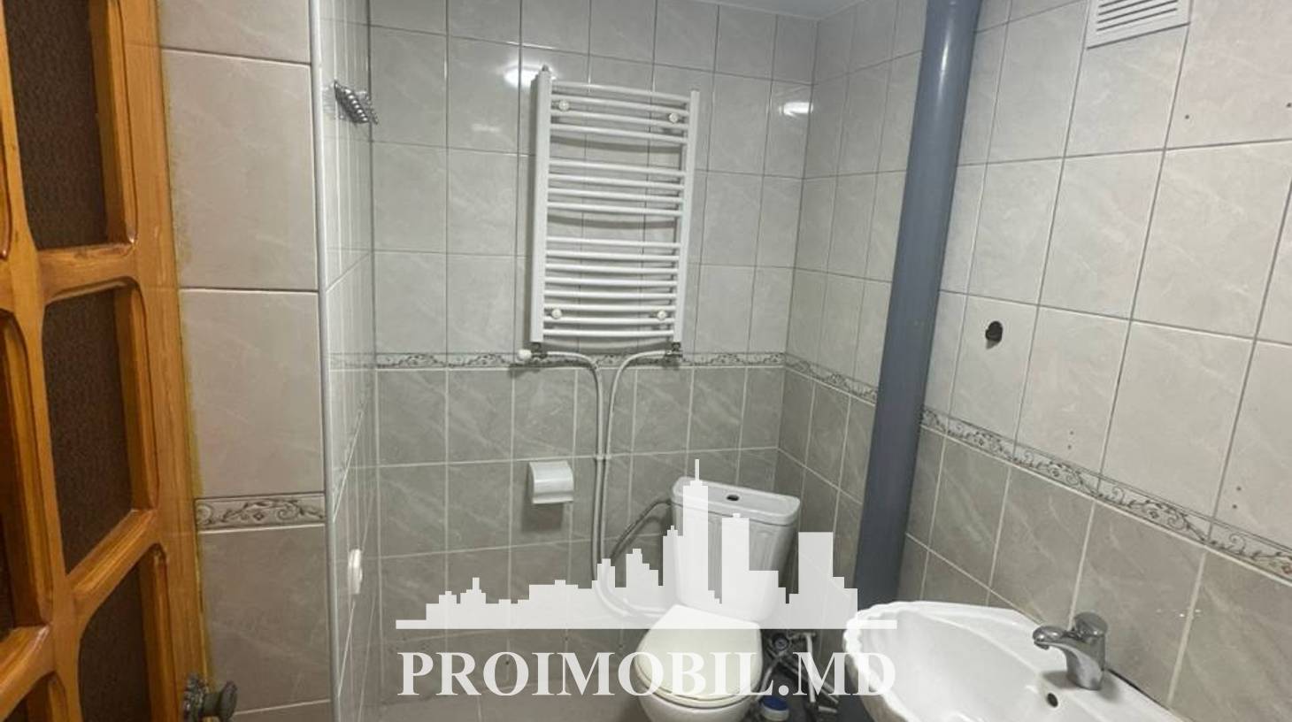 https://images.proimobil.md/M4JjKp8lDUfThTp5-biZXG-5bU3JD4yuLmkJ8VcuEHQ/watermark:0.75:so:0:30:0.39/resize:fill:1460:816:1/gravity:ce/bG9jYWw6Ly8vZXN0YXRlL2xyL2M2ODBlYWZkLTU4NTAtNDFmNy04NzM5LTYxNmVhNGZlNWVlZi5qcGVn