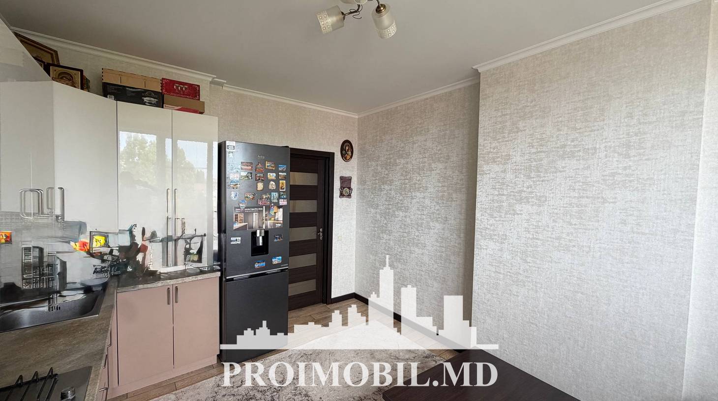 https://images.proimobil.md/MKRd9D39Bnll4vQcQvE_iOYoBfd7DY7Uky0FP72DFN0/watermark:0.75:so:0:30:0.39/resize:fill:1460:816:1/gravity:ce/bG9jYWw6Ly8vZXN0YXRlL2xyLzAwNjcwYTM2LWFhN2EtNDNiYi1hNDA4LWI0MzhmNzkxMGYxNS5qcGVn