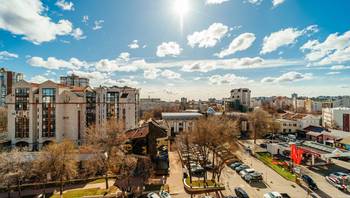 https://images.proimobil.md/MUjw4wgTR4COGiVf4pezvNQBT6ys_SvUh3x_hadPcnI/resize:fill:350:198:1/gravity:ce/bG9jYWw6Ly8vZXN0YXRlL2xyLzViMmM0YmIxLTZlYzYtNDY3YS04OTlmLThlZTk5YjJlNzhiNS5qcGVn