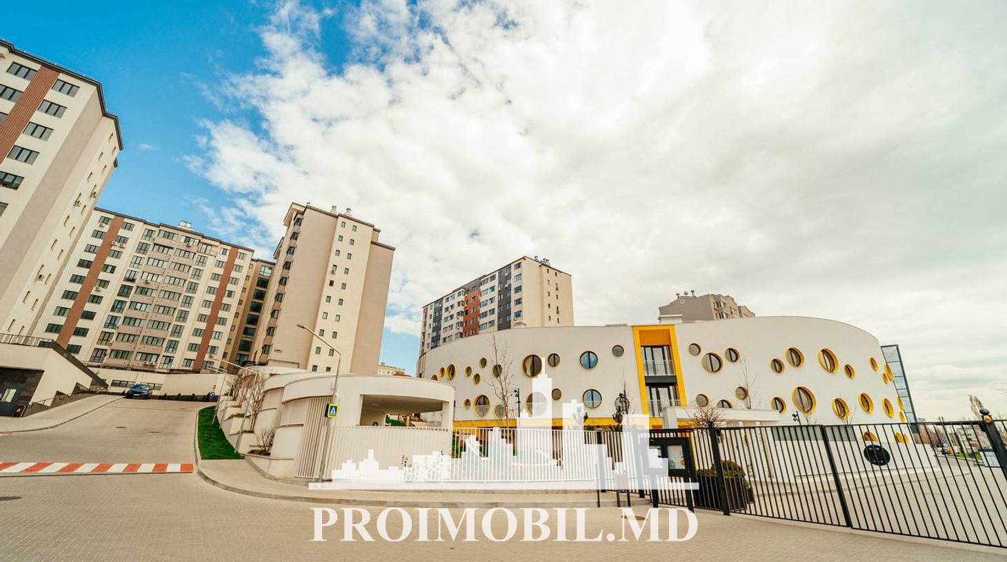 https://images.proimobil.md/Mp1ic86cRgxe6V12Yrax8cFoIhhPc00Aw0TQTvB50hQ/watermark:0.75:so:0:30:0.39/resize:fill:1460:816:1/gravity:ce/bG9jYWw6Ly8vZXN0YXRlL2xyLzdhMmIyZjcwLTYyMTQtNDg0My05ODY0LTgxY2FhNTIyMTBmNS5qcGVn