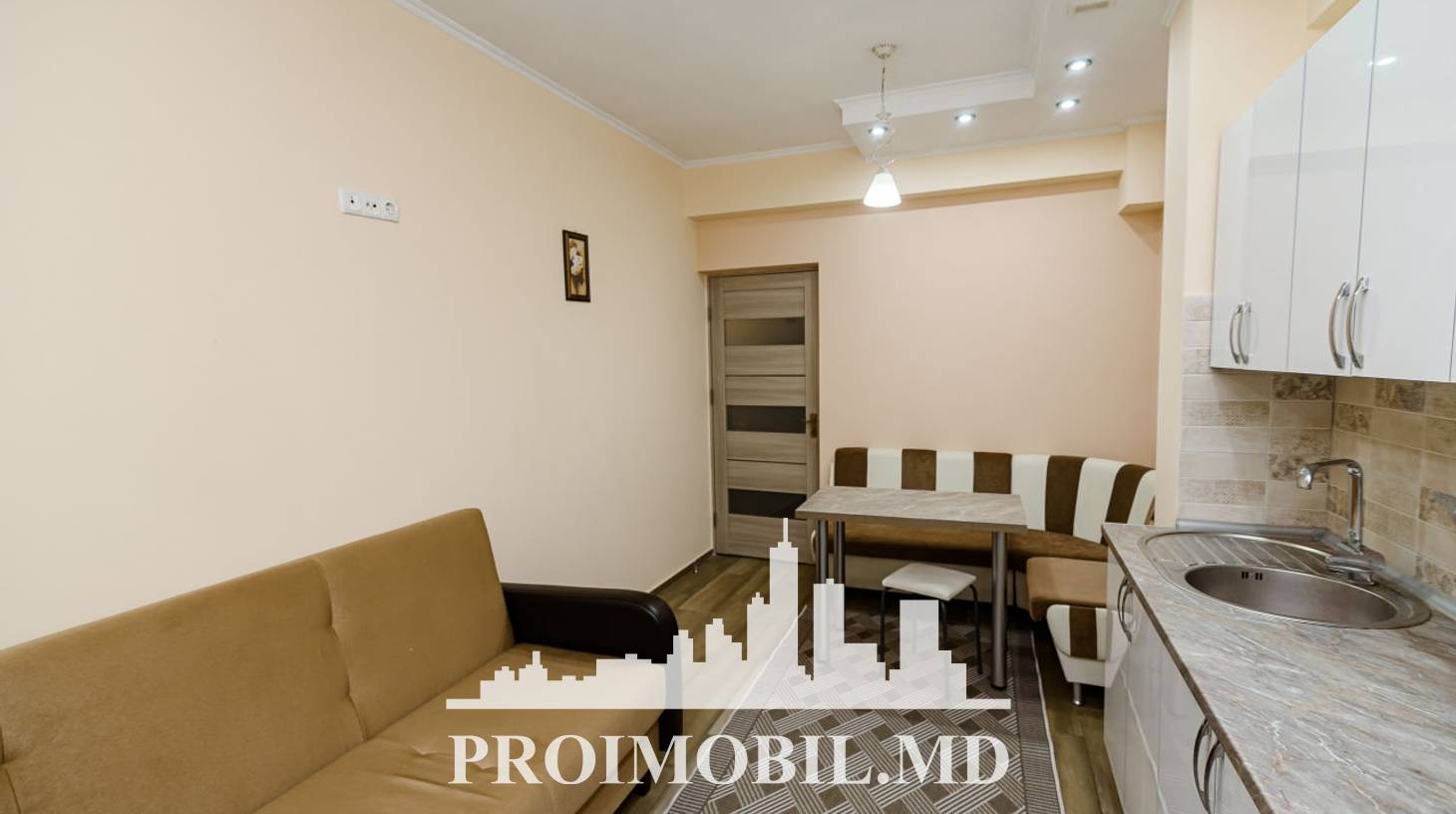 https://images.proimobil.md/N-4FyHzQziTqGIFfQF5_-pL8pc1k1PrAReyh7XLnYrE/watermark:0.75:so:0:30:0.39/resize:fill:1460:816:1/gravity:ce/bG9jYWw6Ly8vZXN0YXRlL2xyLzFjYjFmYmZhLWE0MzktNGY3NC1hN2E4LTE1NGE1MGRmYjRhYi5qcGVn