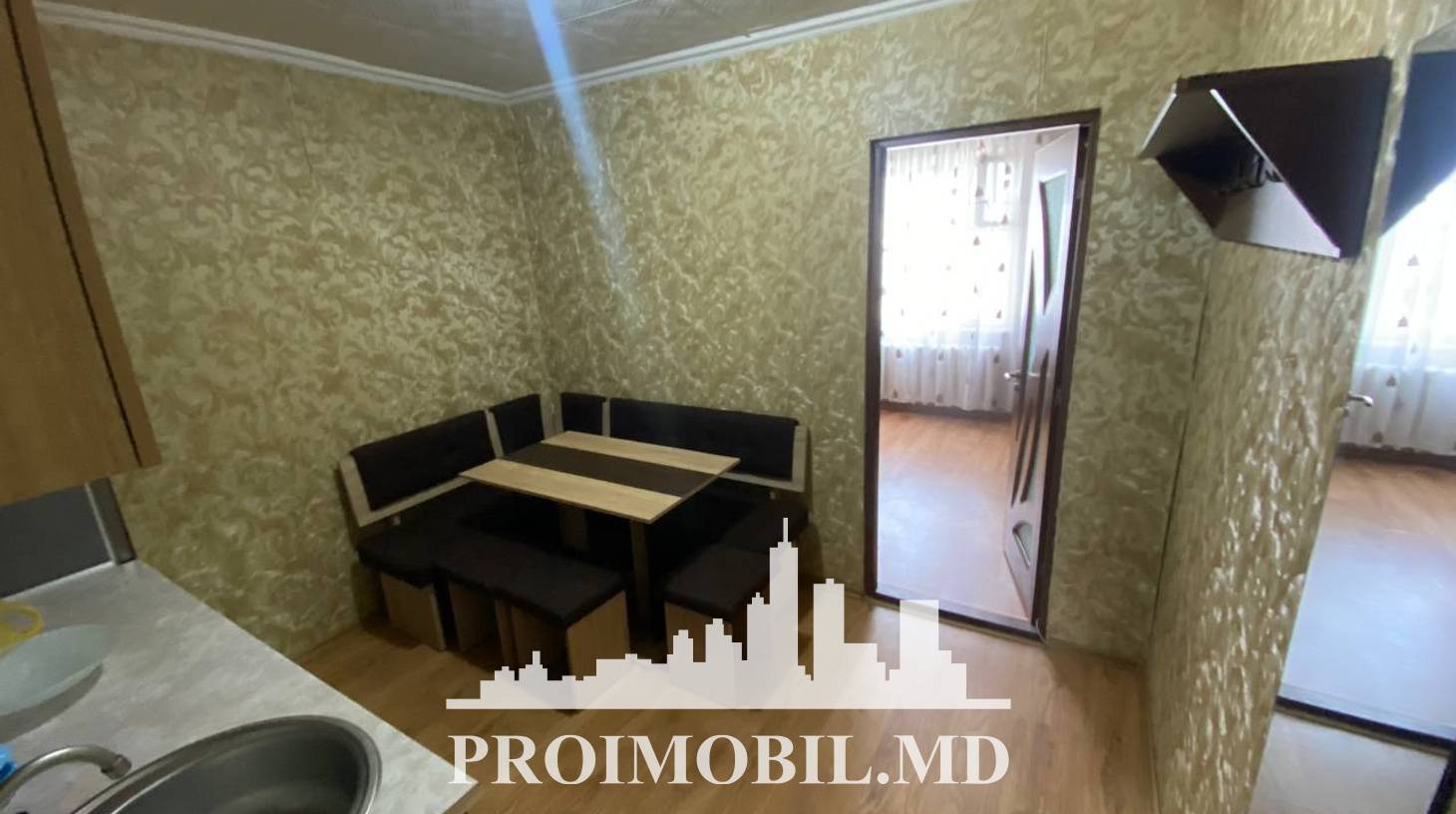 https://images.proimobil.md/NFJYn_jcWU78NTQvqOgzp6nkPNjCmVGALvqUif8_RkQ/watermark:0.75:so:0:30:0.39/resize:fill:1460:816:1/gravity:ce/bG9jYWw6Ly8vZXN0YXRlL2xyLzU1NDVhNGRjLTdlNjYtNDY4MS1hYmU5LTcxYzNiYzU3OGM2NS5qcGVn