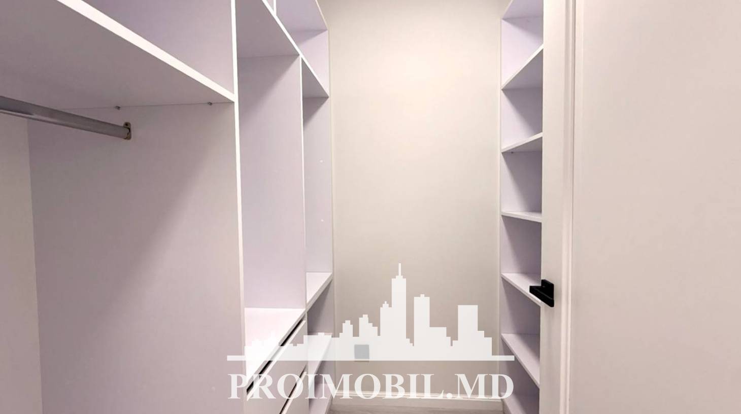 https://images.proimobil.md/NQyAxq7Jt_hstY1N_A7GGAkANz64AOY02yMzlpUgyeg/watermark:0.75:so:0:30:0.39/resize:fill:1460:816:1/gravity:ce/bG9jYWw6Ly8vZXN0YXRlL2xyLzdlNTIyYTA4LWFmYjItNDk5Zi1hZmFjLTUwYWJkZjY1ZmVkMS5qcGVn