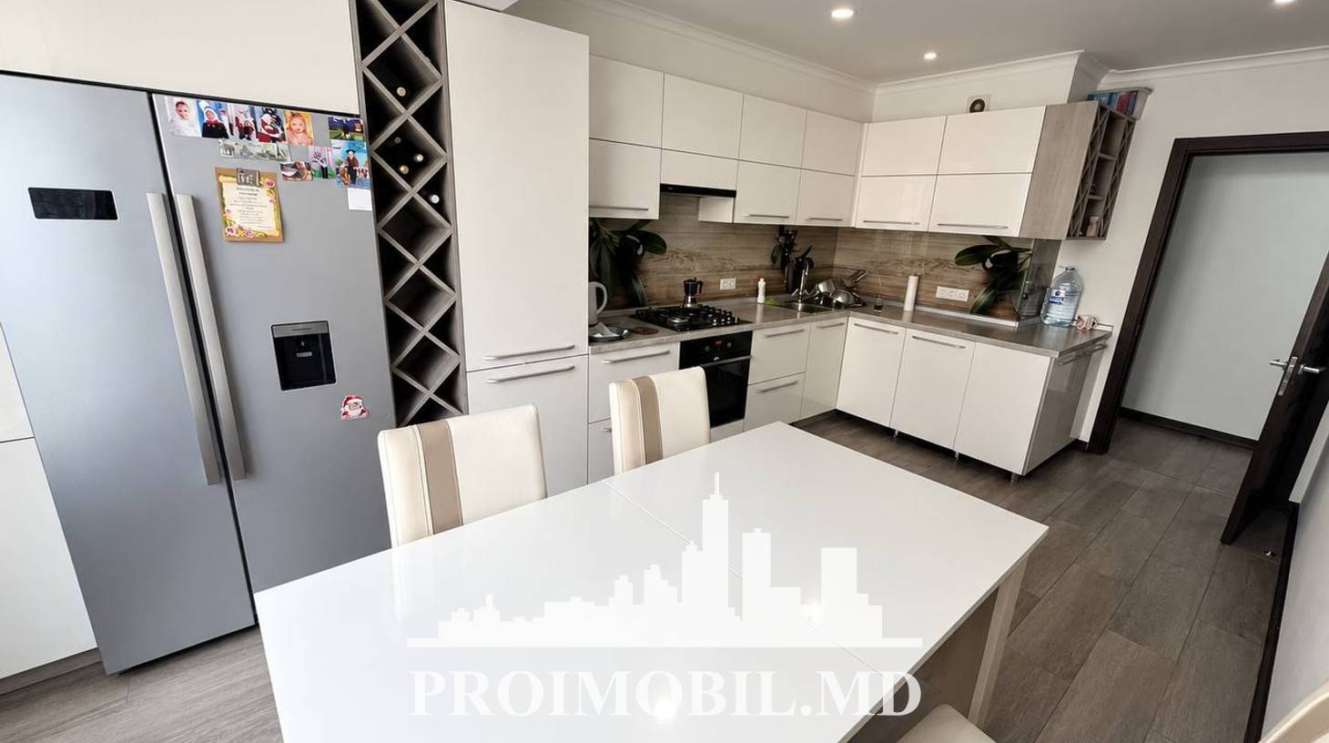 https://images.proimobil.md/Ncx9GQ_qTIi7yMzJVJfiXBtdxk9Uf_iXrsoIh4h5yaw/watermark:0.75:so:0:30:0.39/resize:fill:1460:816:1/gravity:ce/bG9jYWw6Ly8vZXN0YXRlL2xyLzk4NGJkNWIzLTg0YTYtNGUzNy1hOTlhLTg2ZTFkYWQ2ZjcxZS5qcGVn