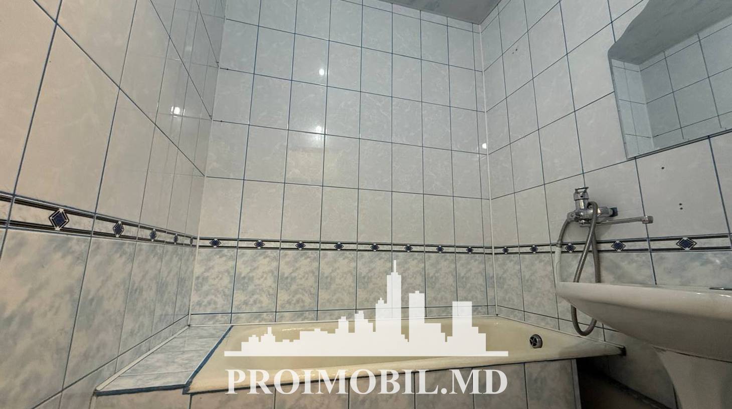 https://images.proimobil.md/NqFg0LaHctyuX7rpQahtpsrSJyfmM7S_9XqlIi4lDCY/watermark:0.75:so:0:30:0.39/resize:fill:1460:816:1/gravity:ce/bG9jYWw6Ly8vZXN0YXRlL2xyLzMyZjM2OGI5LWEwMGItNDI1ZS05NGNhLWZkOGNiYmNhMDZmMi5qcGVn
