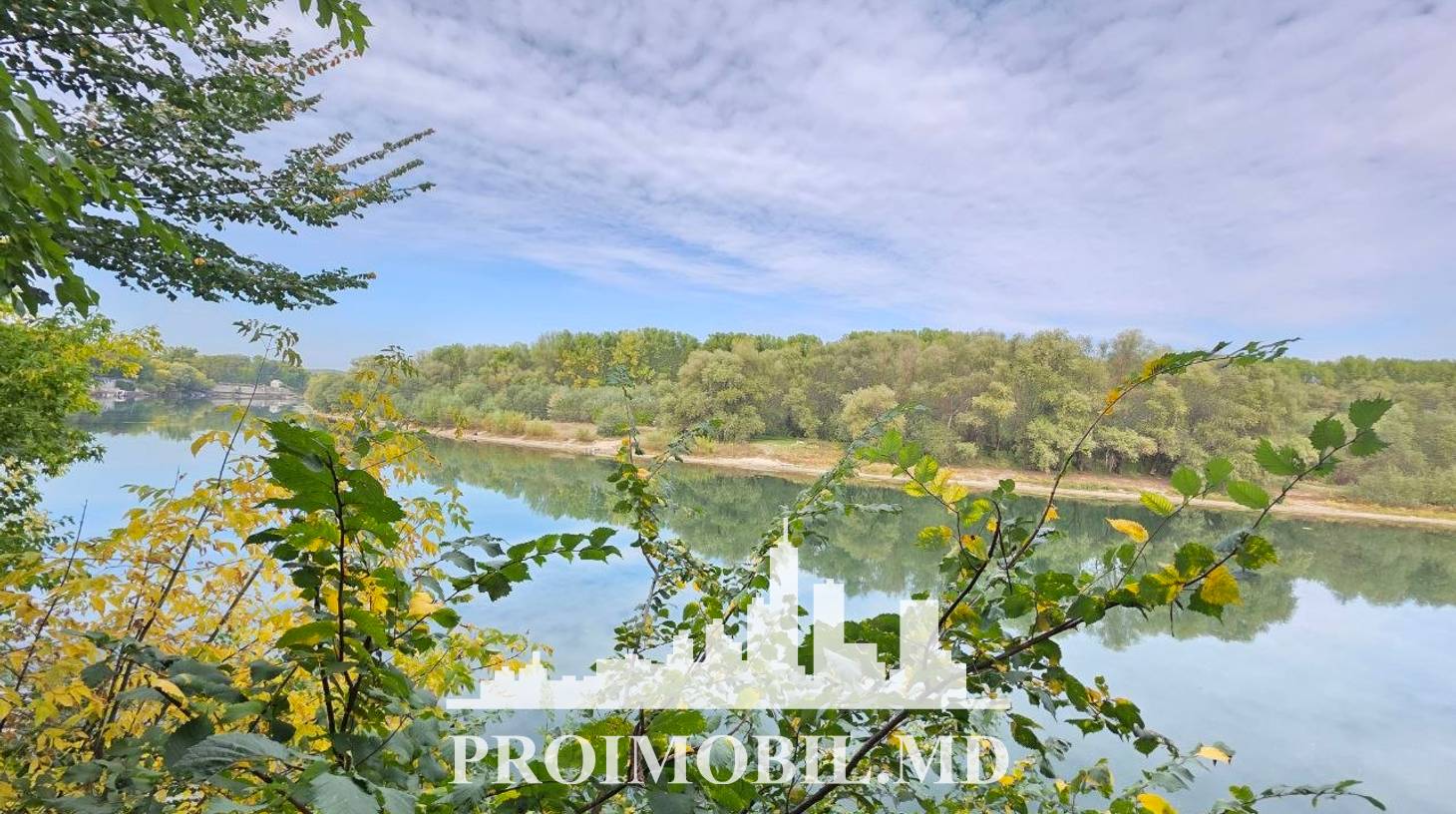 https://images.proimobil.md/NspdQlcys-aR-sRjpOu8JfoPRUYCo3QMeeNs84s4zfA/watermark:0.75:so:0:30:0.39/resize:fill:1460:816:1/gravity:ce/bG9jYWw6Ly8vZXN0YXRlL2xyLzRiODUzYmZkLWU0NTQtNDQ4ZS1iMjhiLWViNDUwODU2MjFjOC5qcGVn
