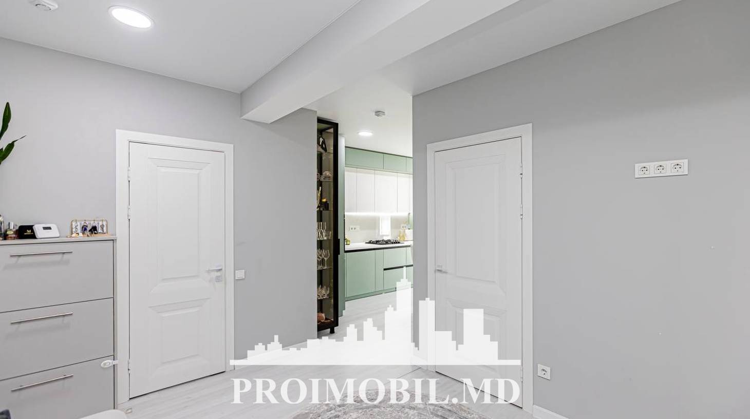 https://images.proimobil.md/O65EMrIxcO9UNYvIzpKiIirQTYA856lR6SZcg2PQ7Bo/watermark:0.75:so:0:30:0.39/resize:fill:1460:816:1/gravity:ce/bG9jYWw6Ly8vZXN0YXRlL2xyL2RhMjMzNjg3LThmYTYtNDVhNS1iYTExLWQ1YjZhZmJjN2MzNC5qcGVn