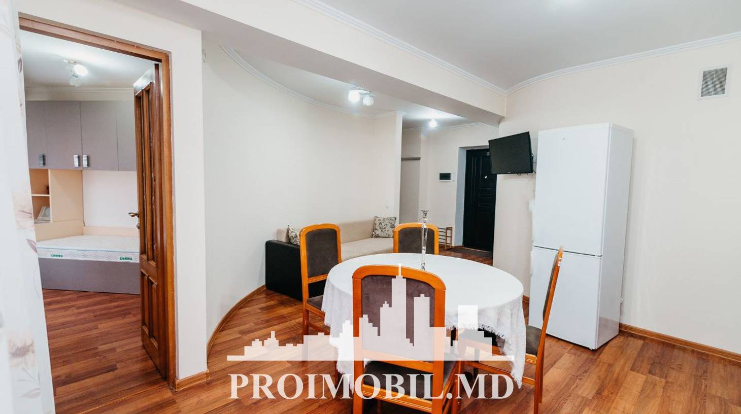 https://images.proimobil.md/OFjxsv5vTfn6pKmwxDr-SlFuGjGhx0NQmV7Y5C48dx0/watermark:0.75:so:0:30:0.39/resize:fill:1460:816:1/gravity:ce/bG9jYWw6Ly8vZXN0YXRlL2xyLzgyMTQ1NzRhLTQwYjEtNDRmZi04NDZmLWY5NTJjOGMxMGIzNC5qcGVn
