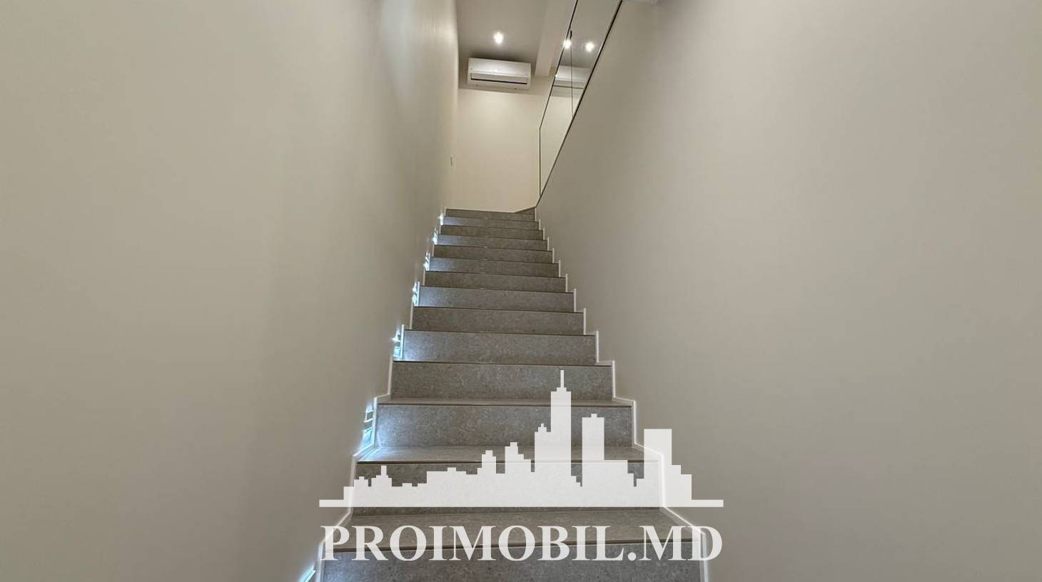 https://images.proimobil.md/OH4LVOt1aYsFEzap8PUL6OGxLUnEXT57d0I0s1l0Um4/watermark:0.75:so:0:30:0.39/resize:fill:1460:816:1/gravity:ce/bG9jYWw6Ly8vZXN0YXRlL2xyLzFjOWRkY2E4LWFkNjctNGIyMS1hM2I5LWMwOGZmMGQ0NTg2Yi5qcGVn