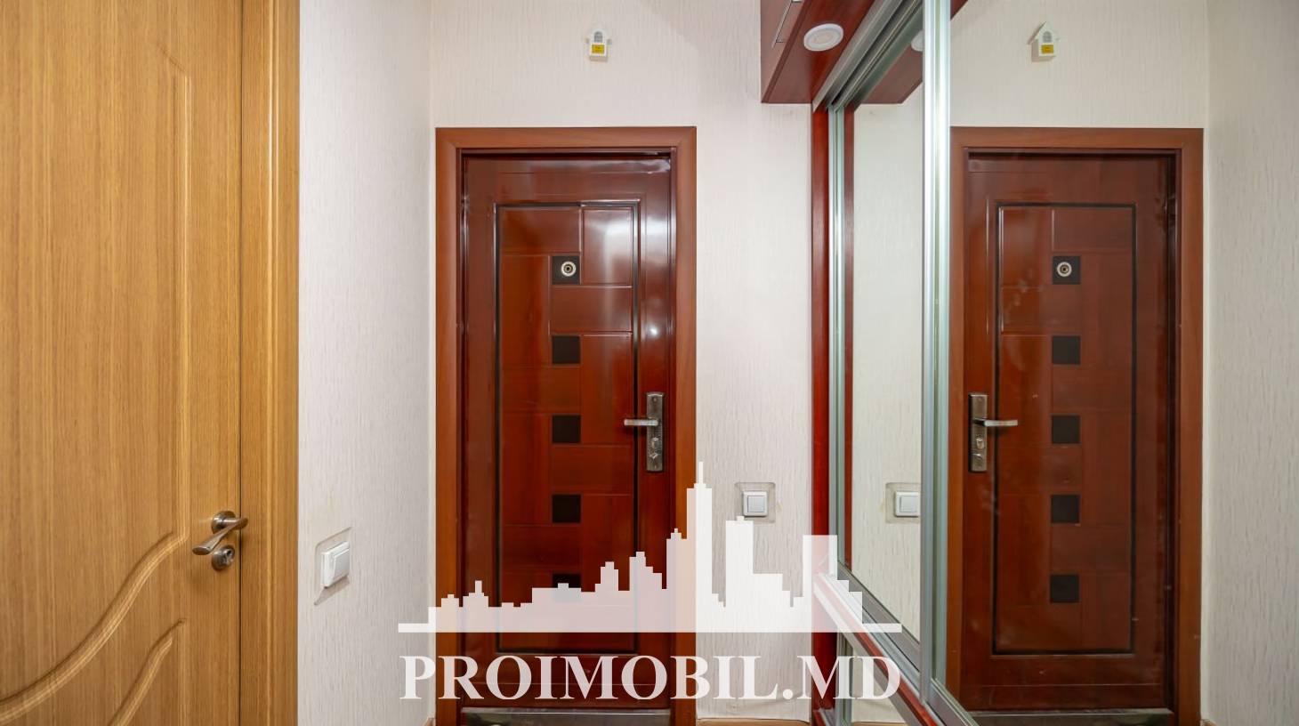 https://images.proimobil.md/OH7JcXZOmecu3bzzhJhXvLwzAjHOtTYGQor7UsqqiRM/watermark:0.75:so:0:30:0.39/resize:fill:1460:816:1/gravity:ce/bG9jYWw6Ly8vZXN0YXRlL2xyL2M2MWFjYzYxLWMyZjEtNDQzNS1hYTQ5LTQ4ODU0MjVlN2U1OC5qcGVn