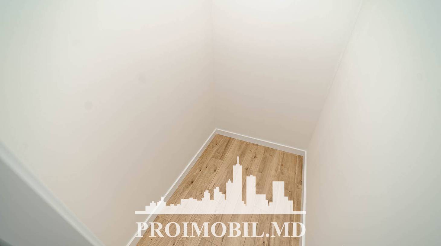 https://images.proimobil.md/OHDtmj2F1Z8l98taFftTs5_vTk_bq3MwFC37nPWiz9k/watermark:0.75:so:0:30:0.39/resize:fill:1460:816:1/gravity:ce/bG9jYWw6Ly8vZXN0YXRlL2xyL2QyZGVmMGZkLTk1YWYtNDI0Ni1iM2EyLTdkODBmNDI3M2MwMC5qcGVn