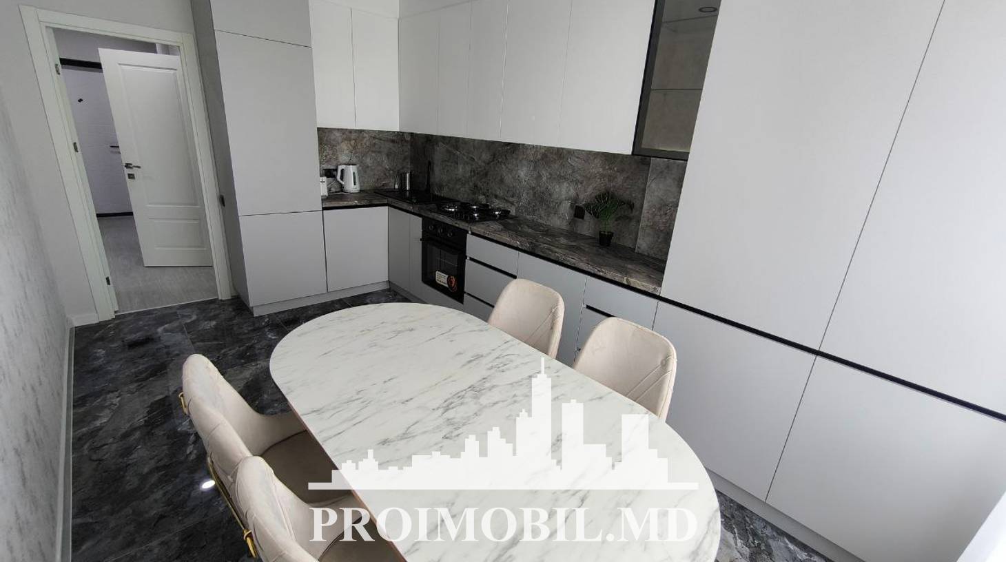 https://images.proimobil.md/OJB7BMLZH_soO6GMTbuBGxIZXARQUBW-ffAkjh-9Q3s/watermark:0.75:so:0:30:0.39/resize:fill:1460:816:1/gravity:ce/bG9jYWw6Ly8vZXN0YXRlL2xyL2RjYWY2NDEzLThjZWYtNDMwMi05Y2ZlLWIwYzA5NjQyZmVlOS5qcGVn