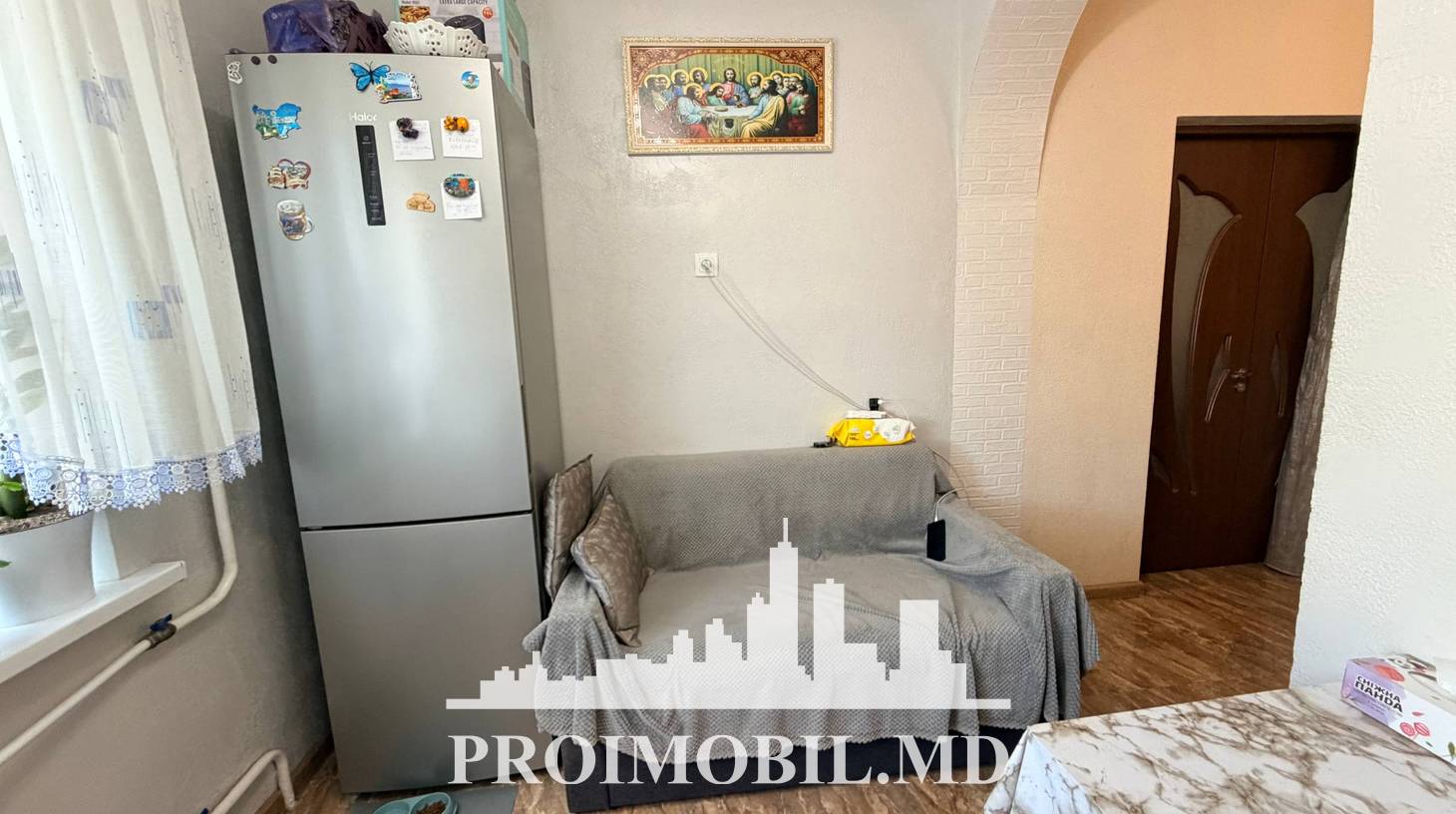 https://images.proimobil.md/OJDCQYJiEhQh0yjCjyEmIFswSR6T4Ec0xziWE3WX0qs/watermark:0.75:so:0:30:0.39/resize:fill:1460:816:1/gravity:ce/bG9jYWw6Ly8vZXN0YXRlL2xyLzkwMWRlYWZhLWNjYmYtNDE4Mi05YTM0LWJkNDJiOWE2ZDc2Ny5qcGVn