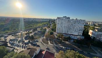 https://images.proimobil.md/OPNX9HBGoEAh8GPlkuJw_1gLiuRfzULyKTt_kokc7KY/resize:fill:350:198:1/gravity:ce/bG9jYWw6Ly8vZXN0YXRlL2xyLzRiMWMxODI5LTRiNTItNDY3NS1hNjk5LTZhYjcwYzYwMjFiYy5qcGVn