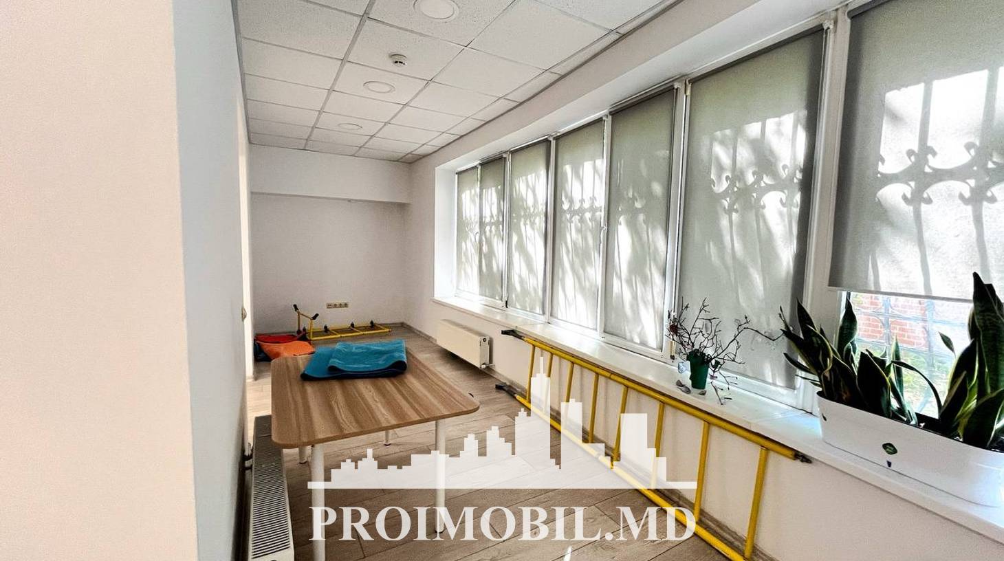 https://images.proimobil.md/OSipCOCYPBDmGg9A5pjGd8E9XdfWfEmUQ5woou05_Sw/watermark:0.75:so:0:30:0.39/resize:fill:1460:816:1/gravity:ce/bG9jYWw6Ly8vZXN0YXRlL2xyLzMwNjY4MmU3LTQwMWYtNGVmZi04M2M1LTE5NWVlMDkzOTkwYS5qcGVn