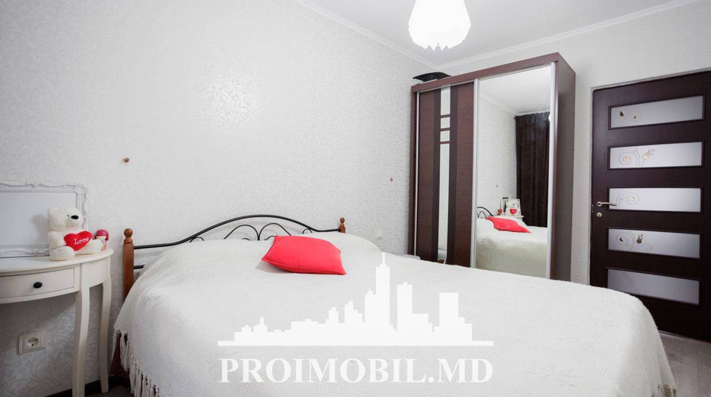 https://images.proimobil.md/OTu5ez6uXncyQTPjH0zc2LrMsLAe647Zmjwk_zv_pwk/watermark:0.75:so:0:30:0.39/resize:fill:1460:816:1/gravity:ce/bG9jYWw6Ly8vZXN0YXRlL2xyLzVkNWZkNjRiLTU5OWEtNDdjYy04YzY1LWNlNWQ4ZjU2MTc5Yy5qcGVn