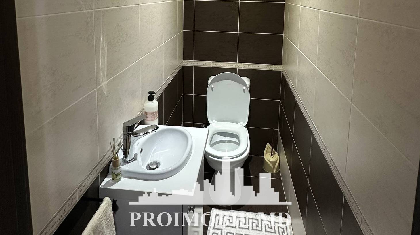 https://images.proimobil.md/OV0fKXjZBShL_tLl_sobefZnPqiNYpfsfASEG-no4J8/watermark:0.75:so:0:30:0.39/resize:fill:1460:816:1/gravity:ce/bG9jYWw6Ly8vZXN0YXRlL2xyLzkxNjM5ODExLWQyYTYtNDY1My04NzVmLWQ2ZGI4Yjk5MmUxNy5qcGVn
