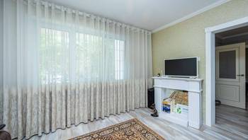https://images.proimobil.md/ObL95fdQ_04A1P9iTQgrxaX4O-FssDc56R183pPLBSM/resize:fill:350:198:1/gravity:ce/bG9jYWw6Ly8vZXN0YXRlL2xyL2EwYzdlNTVhLWE1NWItNDA3ZC1iMmFjLWMyMTQyMjU5MmMyZC5qcGVn