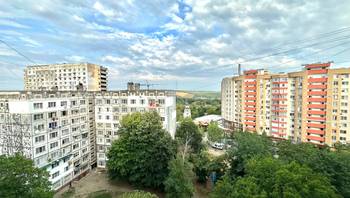 https://images.proimobil.md/OdehCbpDlCCpIwRbIagjK-hXdGwgkJp78NX-dqkMRX0/resize:fill:350:198:1/gravity:ce/bG9jYWw6Ly8vZXN0YXRlL2xyLzJmODdmMGYwLTNmNTUtNDY0Ny04OGJmLWM1YjIzYjE5MzEwNi5qcGVn