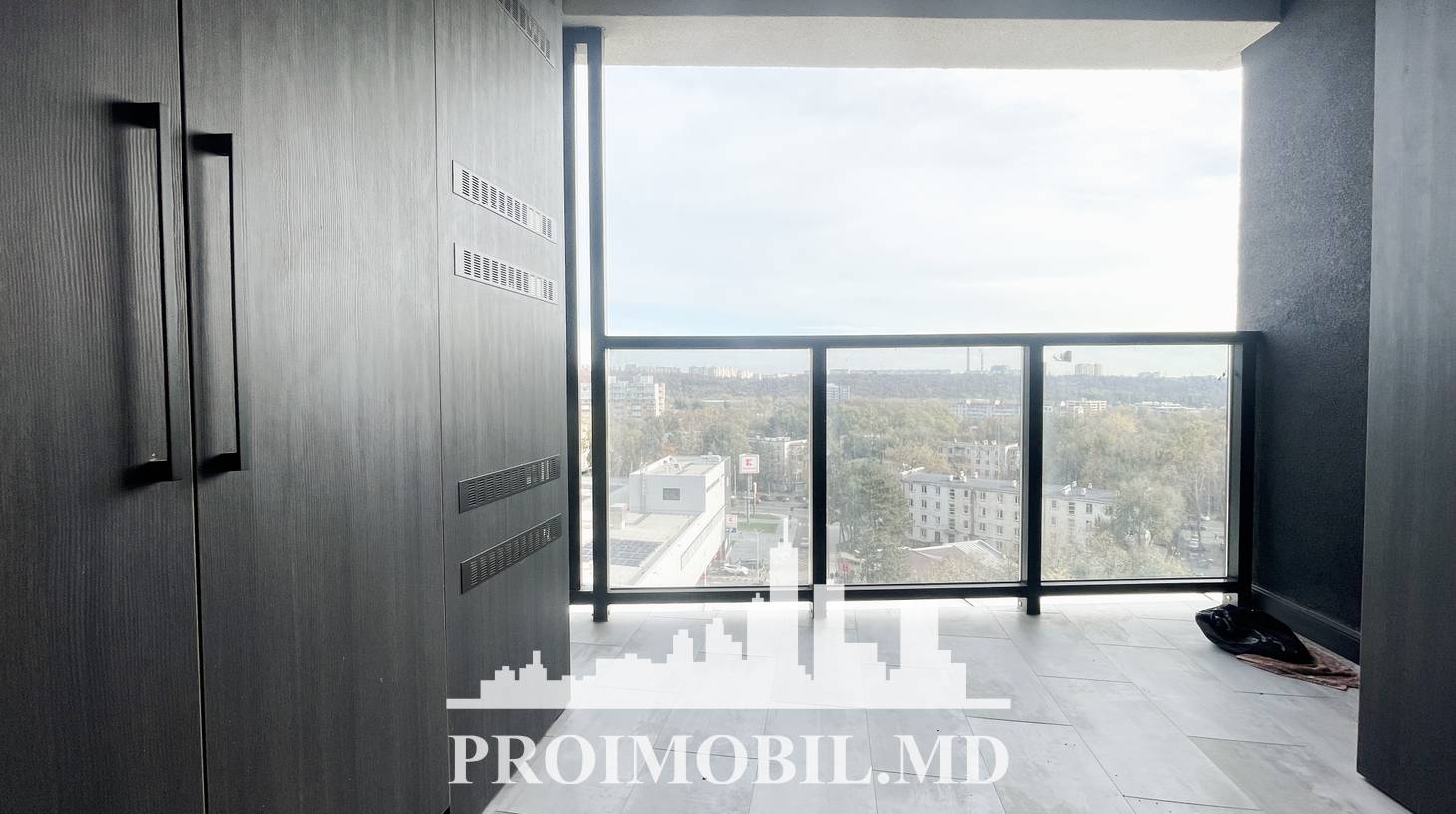 https://images.proimobil.md/P-2KqmJdVJmDuA8ya1-NIhew0Vr0l2GMmM2SB4lc5T8/watermark:0.75:so:0:30:0.39/resize:fill:1460:816:1/gravity:ce/bG9jYWw6Ly8vZXN0YXRlL2xyLzM2YzYwNWI0LTk1MzUtNGMzNy05MDFmLWMxMjIzZGUwOGZlNi5qcGVn