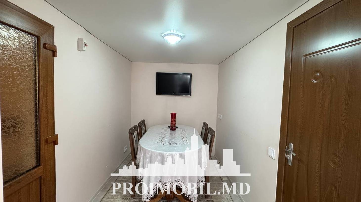 https://images.proimobil.md/P4BhuQKbN7YjkYeda3in4J5RBoo_oKSuvwyDQ6q7TvM/watermark:0.75:so:0:30:0.39/resize:fill:1460:816:1/gravity:ce/bG9jYWw6Ly8vZXN0YXRlL2xyL2YzOGI3MmQ2LWVmYTEtNDliNS05NmE4LThlMDQ2NjNmMjhjNC5qcGVn