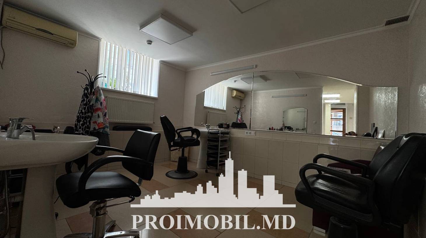 https://images.proimobil.md/PK69iyoO3urNfuJktBRGLQ_rg9zPq8IcYKqSVOnSiQs/watermark:0.75:so:0:30:0.39/resize:fill:1460:816:1/gravity:ce/bG9jYWw6Ly8vZXN0YXRlL2xyLzE1ZWM3NDU2LTY0YTAtNDYxNS1iN2NjLTNlMTUzMzg2YzA5NS5qcGVn