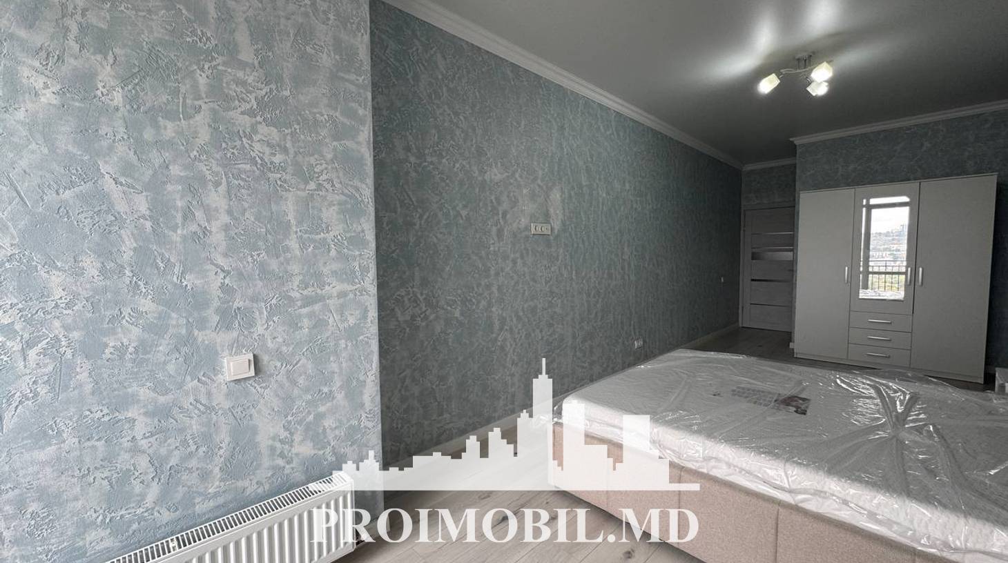 https://images.proimobil.md/PVvOuxcuI0SeUnVpSmRE5H3y3Apqf7i3YrwMAB1_O7w/watermark:0.75:so:0:30:0.39/resize:fill:1460:816:1/gravity:ce/bG9jYWw6Ly8vZXN0YXRlL2xyL2NlYTU2Yzk1LWNhNTItNDk1My04ZTVlLWI5OWIwYmVkOGYxYy5qcGVn