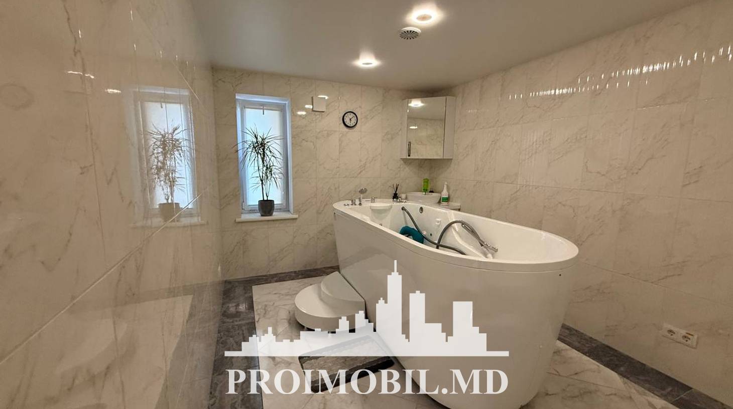 https://images.proimobil.md/P_spcdZjzdHrDEev0BZ9pP1geUArv6SjgD8KagUfizA/watermark:0.75:so:0:30:0.39/resize:fill:1460:816:1/gravity:ce/bG9jYWw6Ly8vZXN0YXRlL2xyLzM3OGUzZWNlLTFhMzMtNDg2Yi1hNDI2LTAyNTRjN2ExNmEzNi5qcGVn