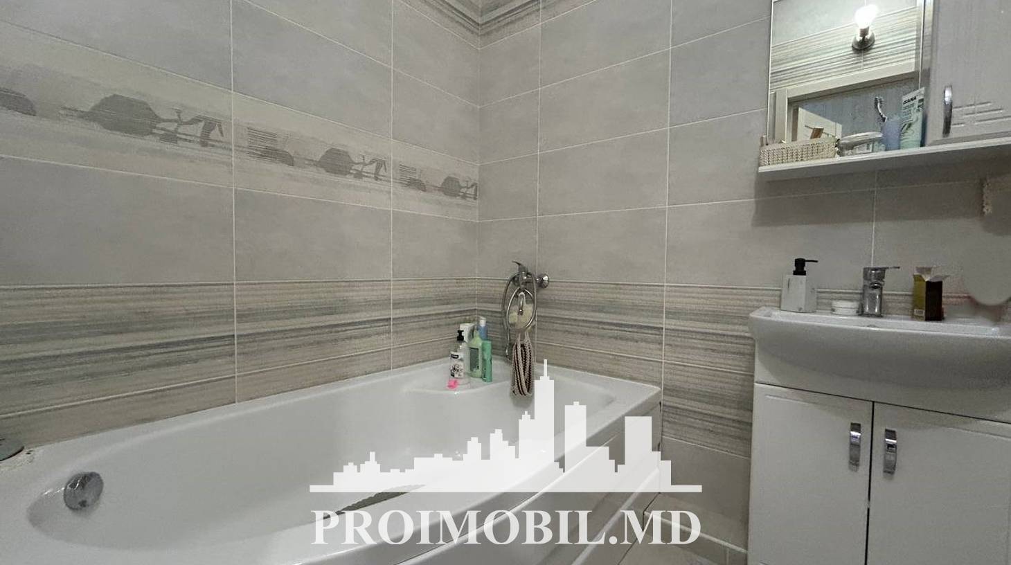 https://images.proimobil.md/PbwVyBIme1jQ2hffVmo7cs4Lw0CKx3uOPHEoEbRQSXE/watermark:0.75:so:0:30:0.39/resize:fill:1460:816:1/gravity:ce/bG9jYWw6Ly8vZXN0YXRlL2xyL2JiNjM5M2EyLWI4OWItNDY1NS1hMzJlLWE2YWRhYzNhM2YwNC5qcGVn