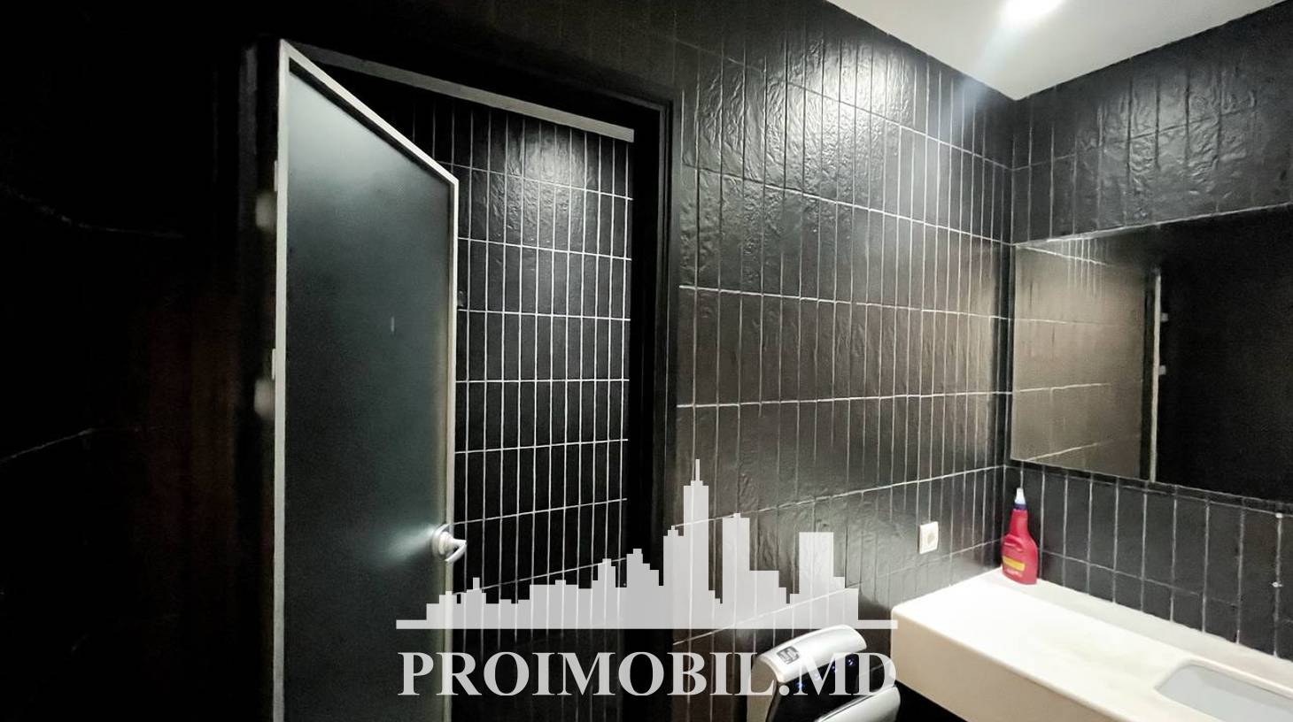 https://images.proimobil.md/Pm4X_ny3LTcW8y5v2f32moBEej7kXLMvt14zXDVSkZ0/watermark:0.75:so:0:30:0.39/resize:fill:1460:816:1/gravity:ce/bG9jYWw6Ly8vZXN0YXRlL2xyL2FjMjQ4YzM5LWY4ODctNGYwZC04MTkxLTE4YTZiMmQ5NWYxYS5qcGVn