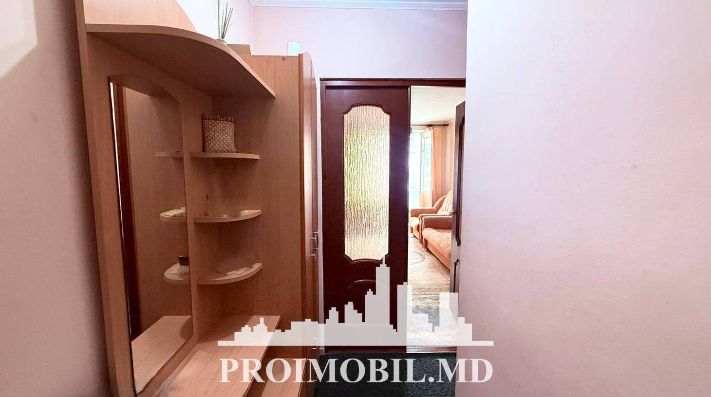 https://images.proimobil.md/PxuhGGCnhrOuUqdr4oo-Y_B6fnlusIpVXhJb5qiDS34/watermark:0.75:so:0:30:0.39/resize:fill:1460:816:1/gravity:ce/bG9jYWw6Ly8vZXN0YXRlL2xyL2FmODNiMDU0LTQzMDktNGU5Mi1hOTkwLTQ2NzU4MDViYjI0Zi5qcGVn