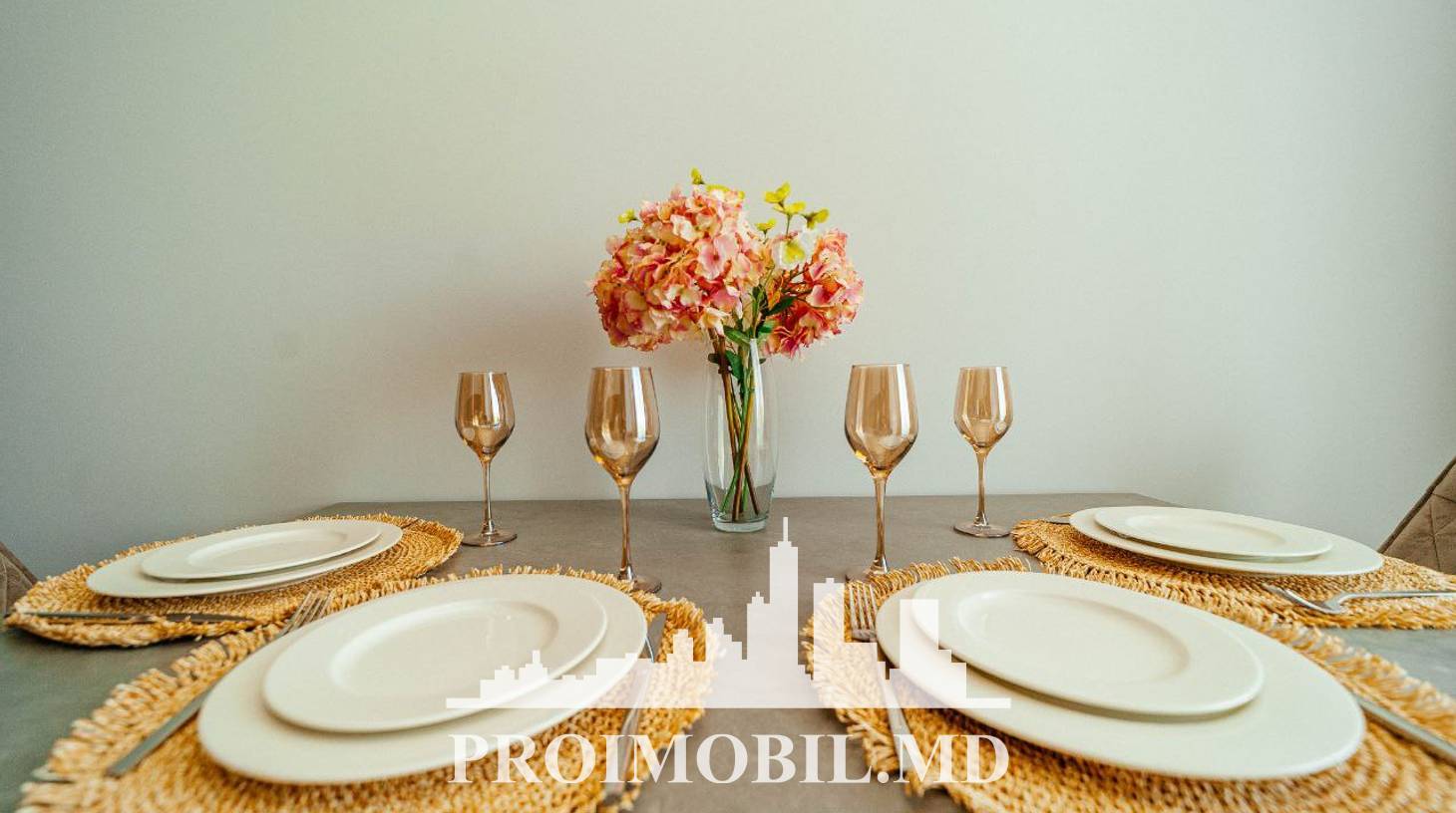 https://images.proimobil.md/QKanfDnxcLvyVLzV3gFGWxaEGIztrH6aa9S937dhUoY/watermark:0.75:so:0:30:0.39/resize:fill:1460:816:1/gravity:ce/bG9jYWw6Ly8vZXN0YXRlL2xyLzY1Mzk5Y2UzLTFmYmQtNDFjMi04YTM4LWM2OWJmYmUyZTRhZC5qcGVn