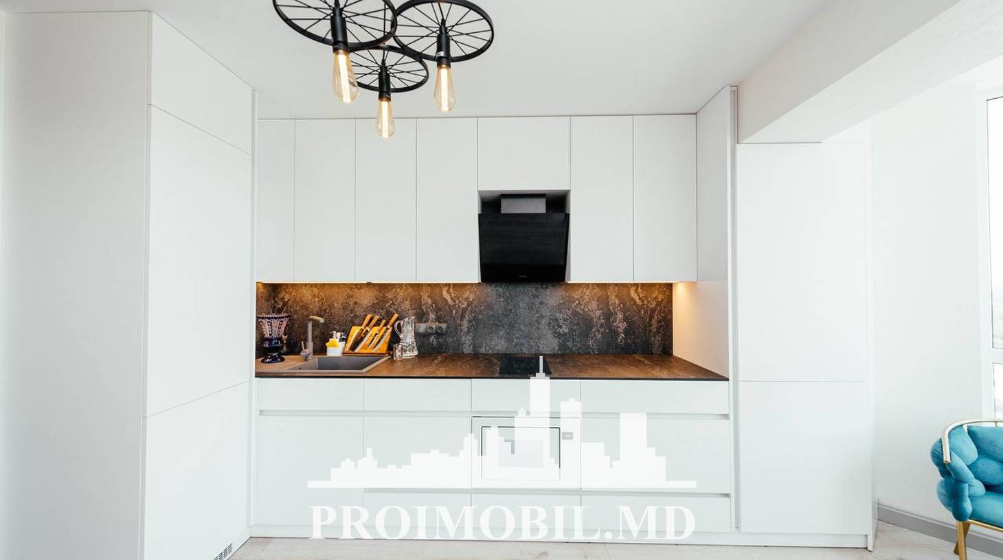 https://images.proimobil.md/QM6xT3Pfk10PtqCnPgUJUsKvcalwwVQ8cCriC8w-0Nk/watermark:0.75:so:0:30:0.39/resize:fill:1460:816:1/gravity:ce/bG9jYWw6Ly8vZXN0YXRlL2xyLzcwZGEzZjE0LTk5NDItNGFiNC05YWMxLTJjODFiYzE5YWY3Ny5qcGVn