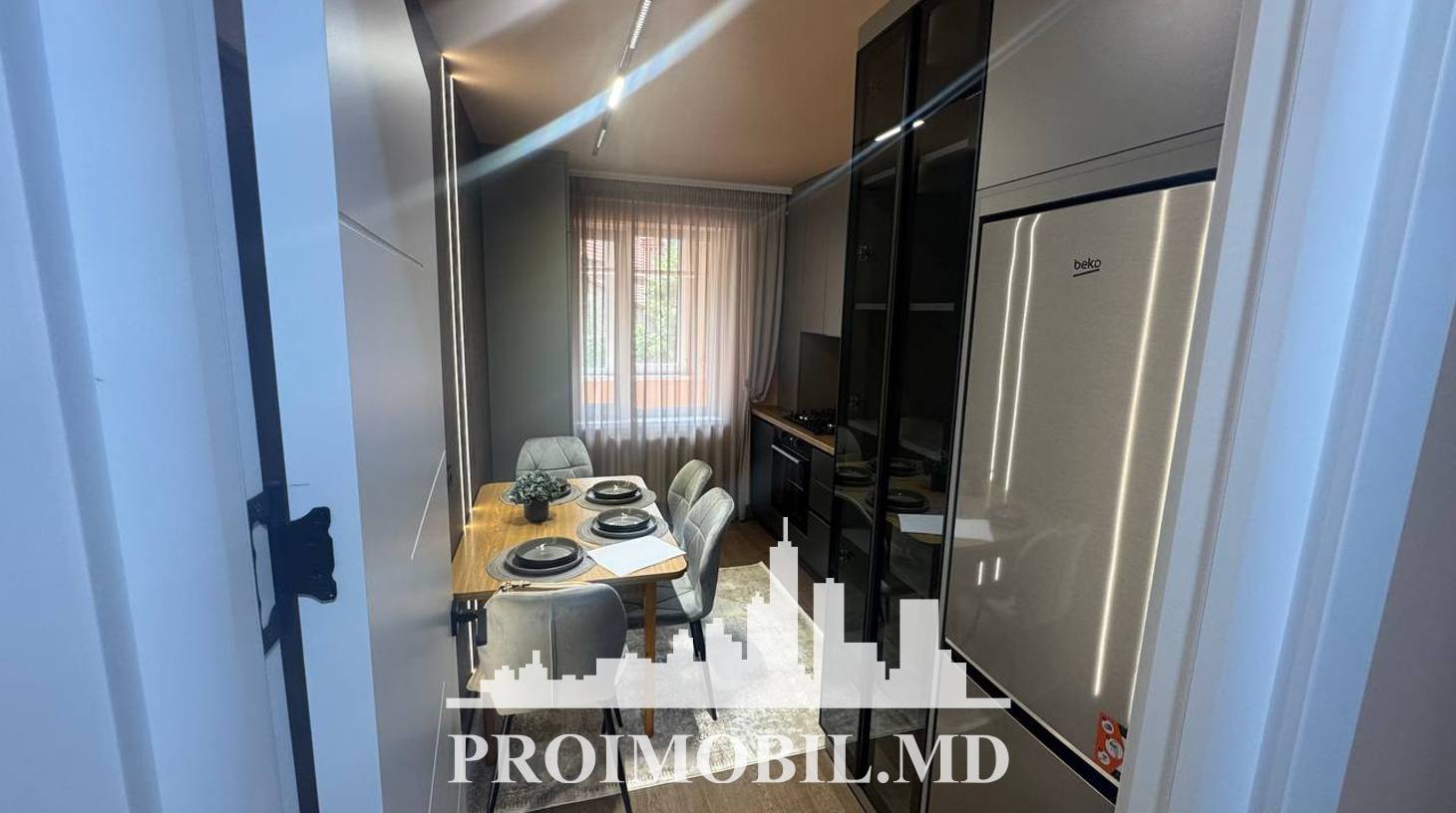 https://images.proimobil.md/QUv2XDnwl0Z6JUXpa9j3QMp5_yCIRePz6yqiG8r2ckQ/watermark:0.75:so:0:30:0.39/resize:fill:1460:816:1/gravity:ce/bG9jYWw6Ly8vZXN0YXRlL2xyL2RkODQzMDExLWI3YzUtNDFmNi05NWM4LTZiYzVlNTRjMWRlNC5qcGVn