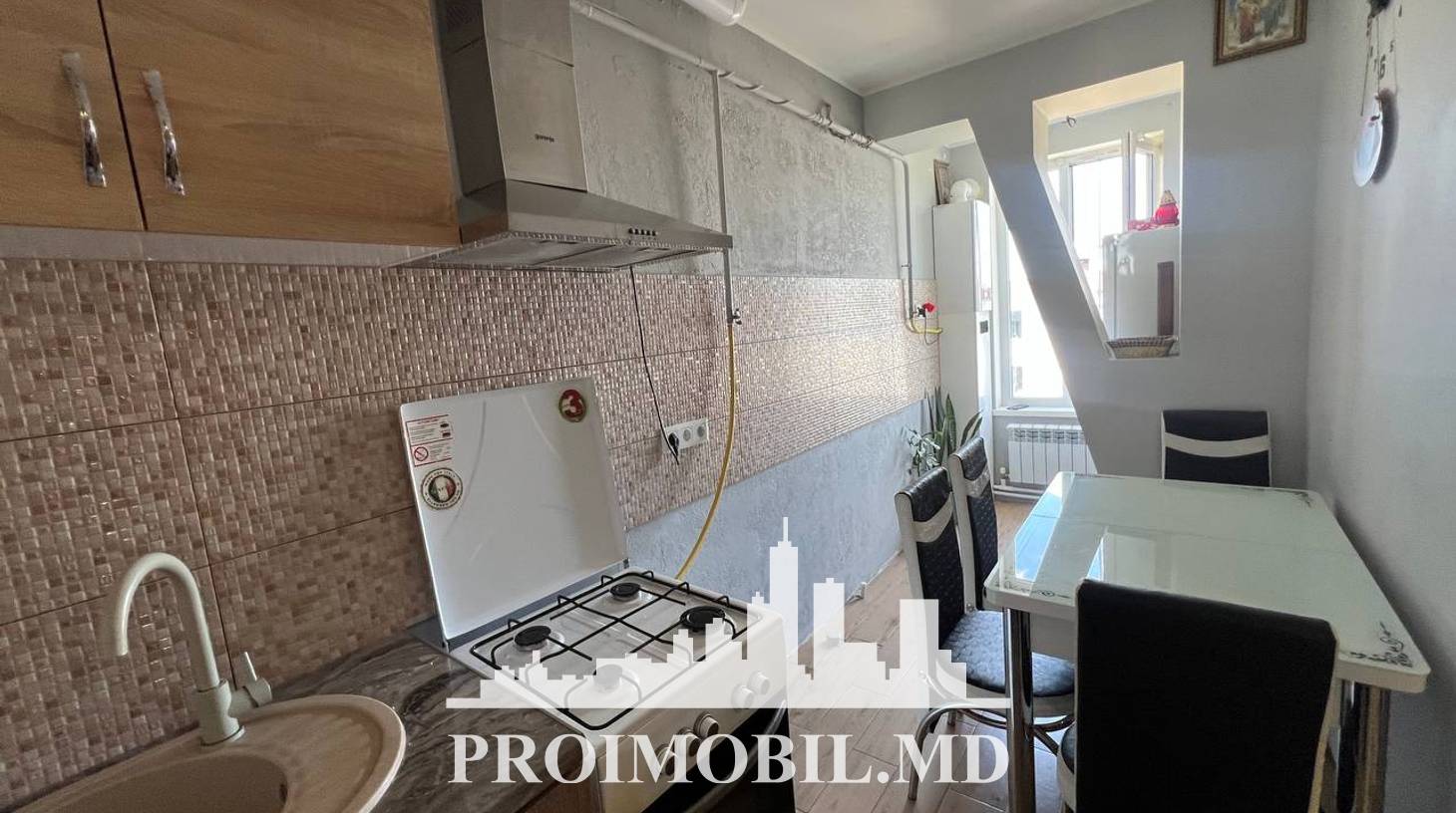 https://images.proimobil.md/QVUvEYmb6TE6eZ8QmXFoGMxXiICm7cZ1OBoOWsYaii4/watermark:0.75:so:0:30:0.39/resize:fill:1460:816:1/gravity:ce/bG9jYWw6Ly8vZXN0YXRlL2xyLzg2OTdjNzhkLWNiYzYtNDQwOC04ODE1LTIwNTczNjYzMTU4OS5qcGVn