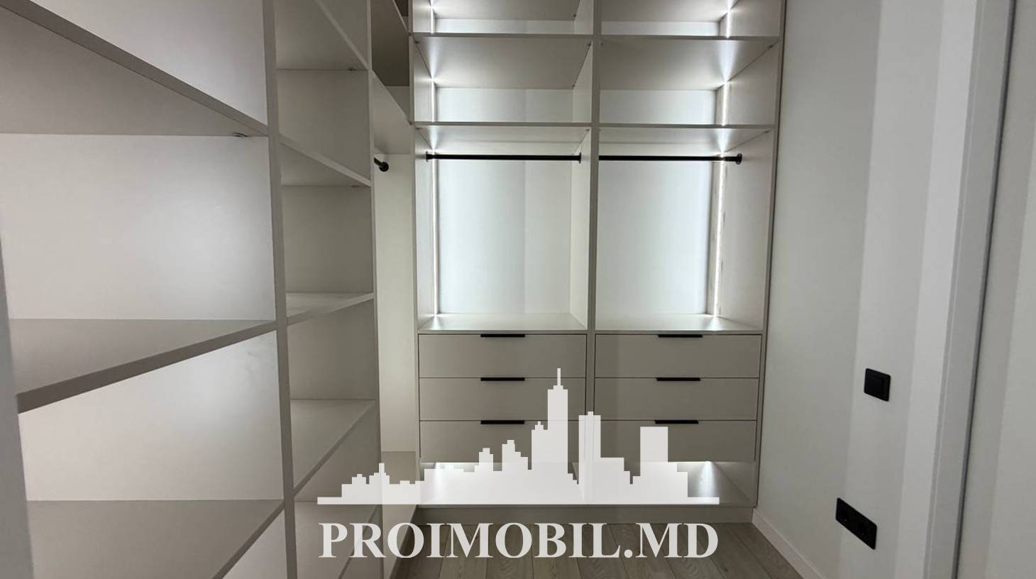 https://images.proimobil.md/QXk8gi8latdzsN16Nn4-JvcbkbCV9flZv8xF3qr4oRA/watermark:0.75:so:0:30:0.39/resize:fill:1460:816:1/gravity:ce/bG9jYWw6Ly8vZXN0YXRlL2xyLzEzZTdmYjY3LTFkZjYtNDg4NS1hODEyLTY2MDM0ZjI5YTMyNS5qcGVn