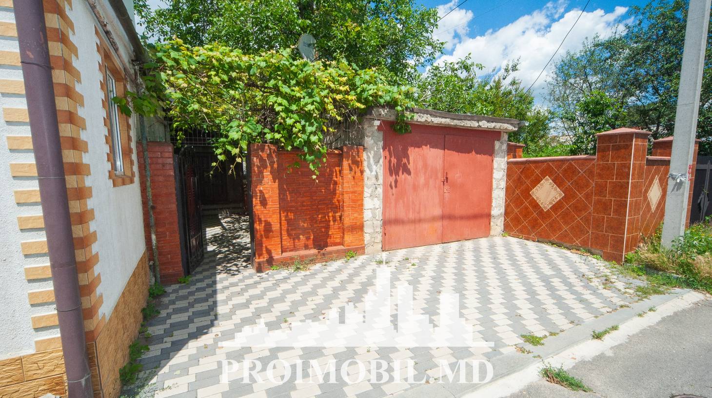 https://images.proimobil.md/QkzJ12OZFyl82x5KIG9NQvv4hWzYBOSwML2GNatC4KE/watermark:0.75:so:0:30:0.39/resize:fill:1460:816:1/gravity:ce/bG9jYWw6Ly8vZXN0YXRlL2xyLzdhNDY5MDRiLTk5MWEtNDIxZC1iNTkzLTgwMjMyZTYxZGRhYi5qcGVn