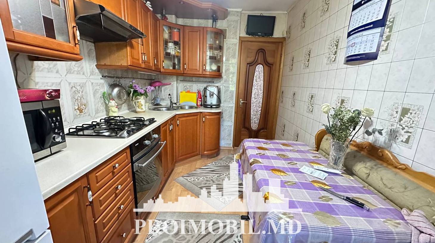 https://images.proimobil.md/Qsf68DakYhG-X8m2oqGVs0PYQcAWiR3E_puNcWmAXeI/watermark:0.75:so:0:30:0.39/resize:fill:1460:816:1/gravity:ce/bG9jYWw6Ly8vZXN0YXRlL2xyLzkxYzQ3NjgyLWJiYjQtNDFlNS1hM2M4LTkwOWJmZGRlNWExYi5qcGVn